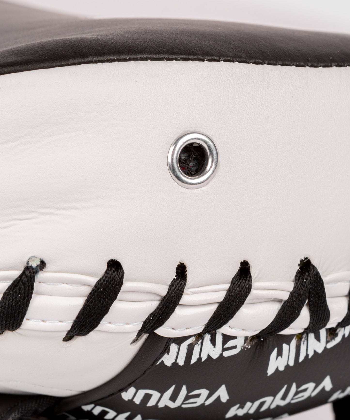 Venum Absolute Kick Pads (Paar) – Schwarz/Weiß