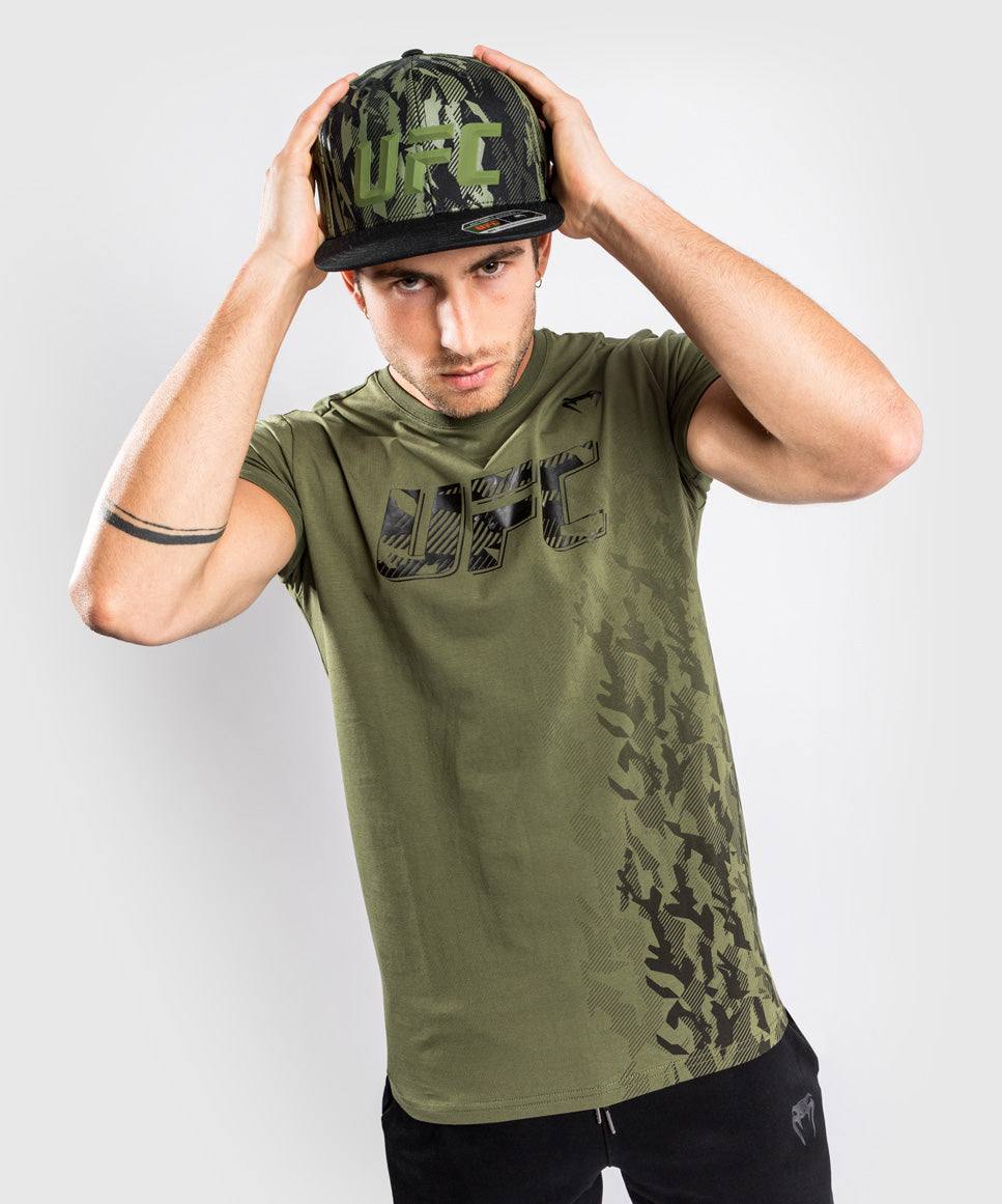 UFC Venum Authentic Fight Week Herren Kurzarm-Baumwoll-T-Shirt - Khaki