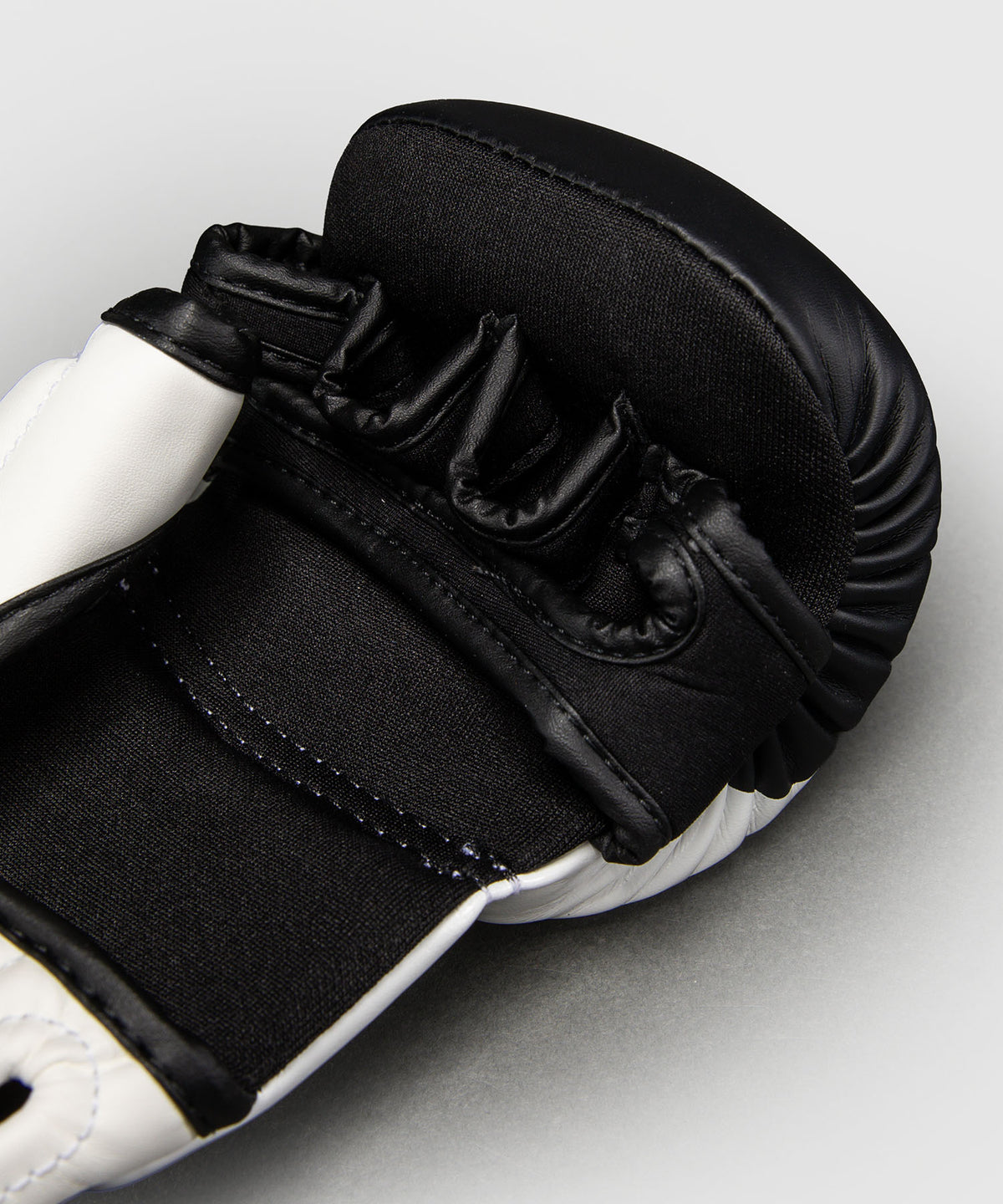 Venum Attack 2.0 Guanti da Sparring – Nero/Bianco