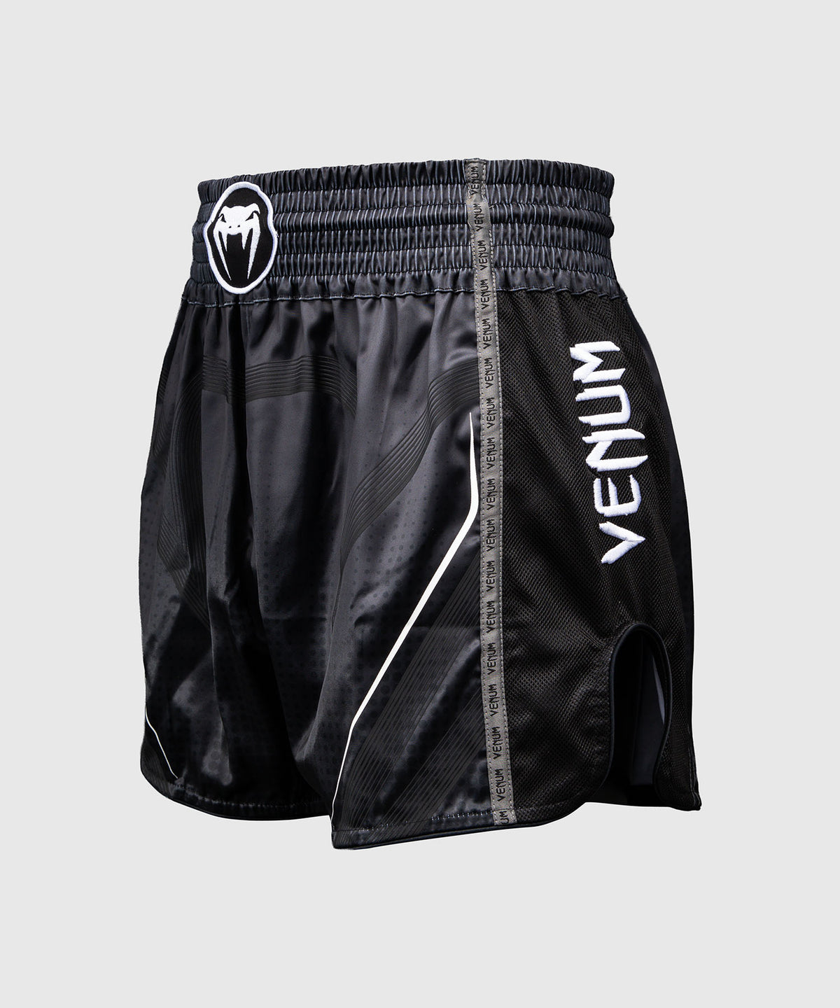 Venum Stealth Muay Thai-Shorts – Schwarz/Weiß