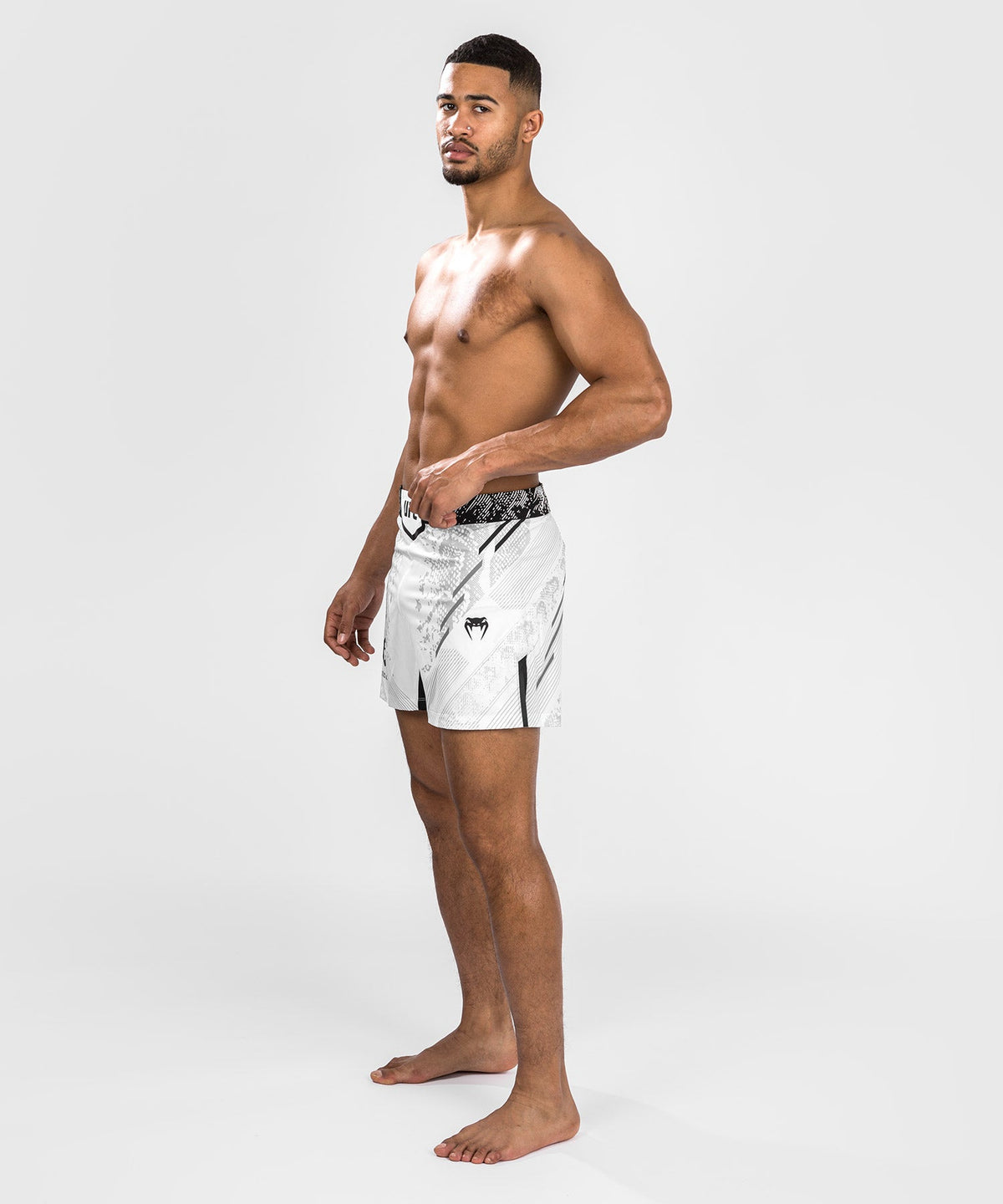 Herren UFC Adrenaline by Venum Authentic Fight Night Shorts - Kurz geschnittene Kampfhose - Weiß