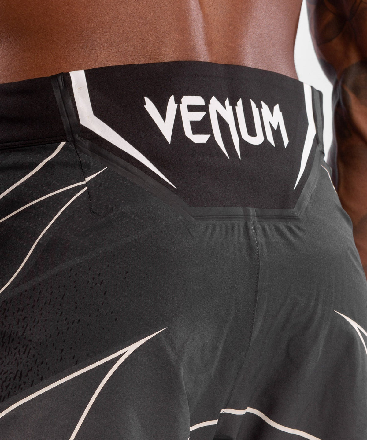 UFC Herren Fightshorts Venum Authentic Fight Night - Kurz geschnitten - Schwarz