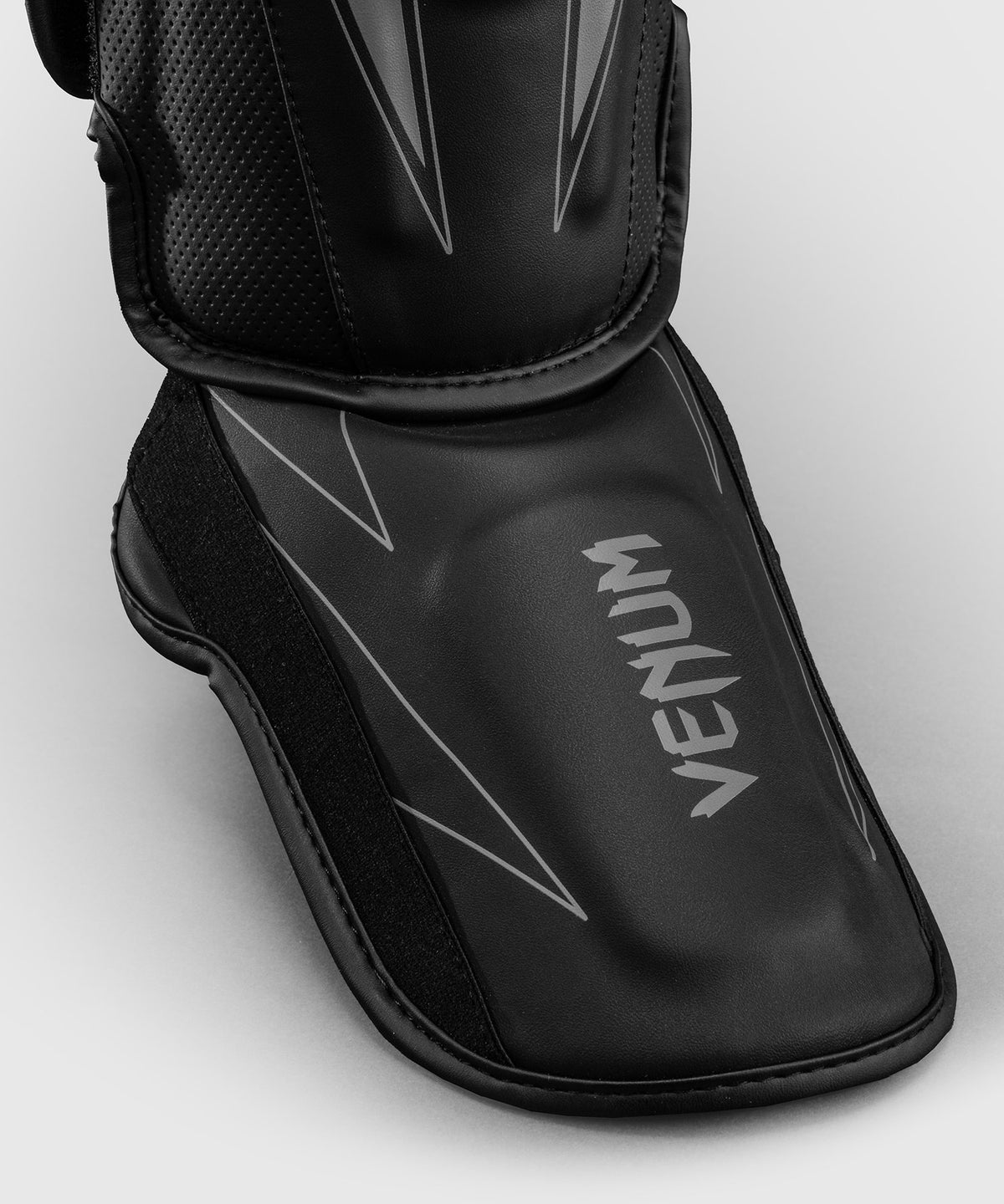 Venum Amazonia Reborn Espinilleras - Negro/Gris