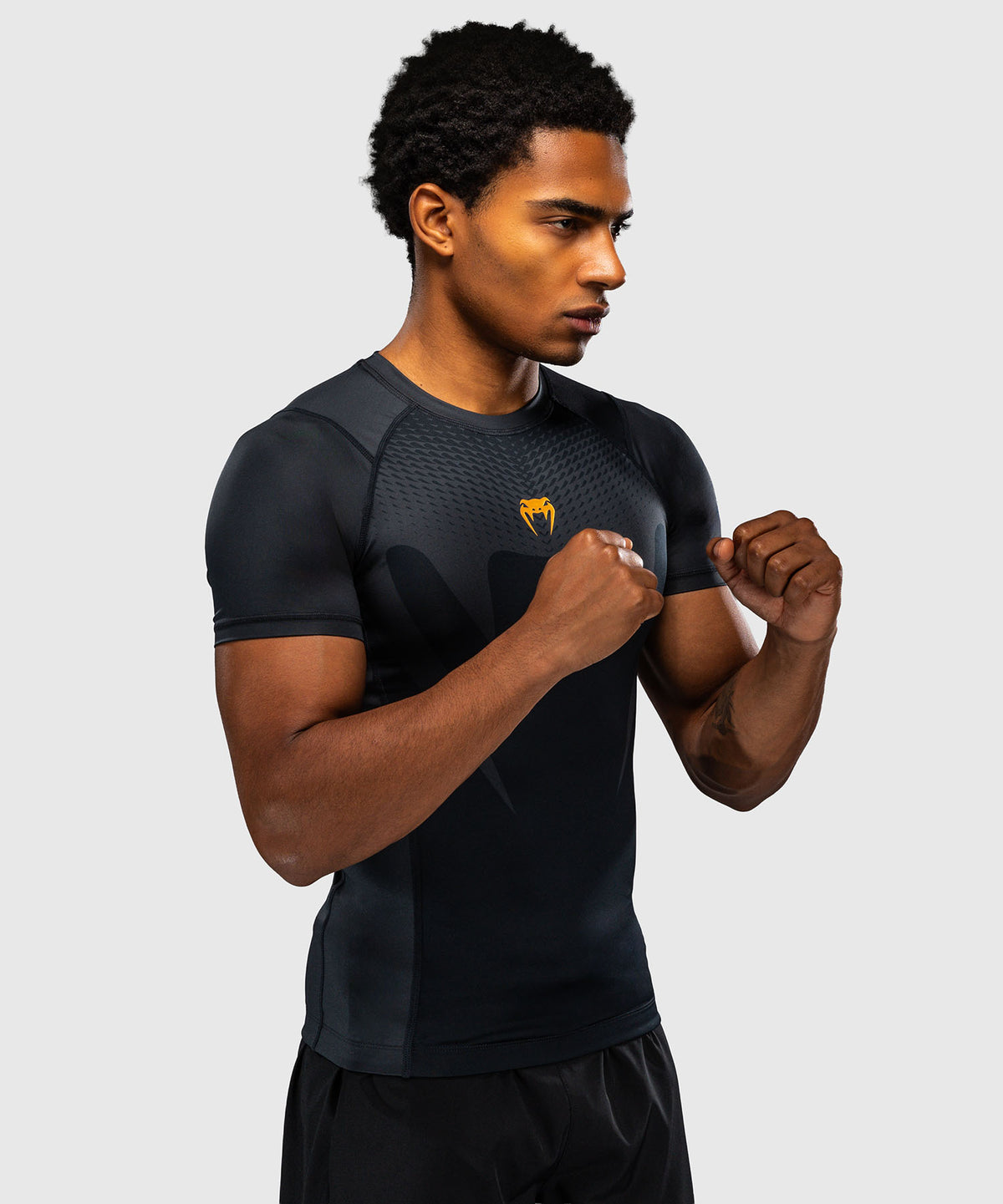 Venum Attack Rashguard de manga corta - Negro/Dorado