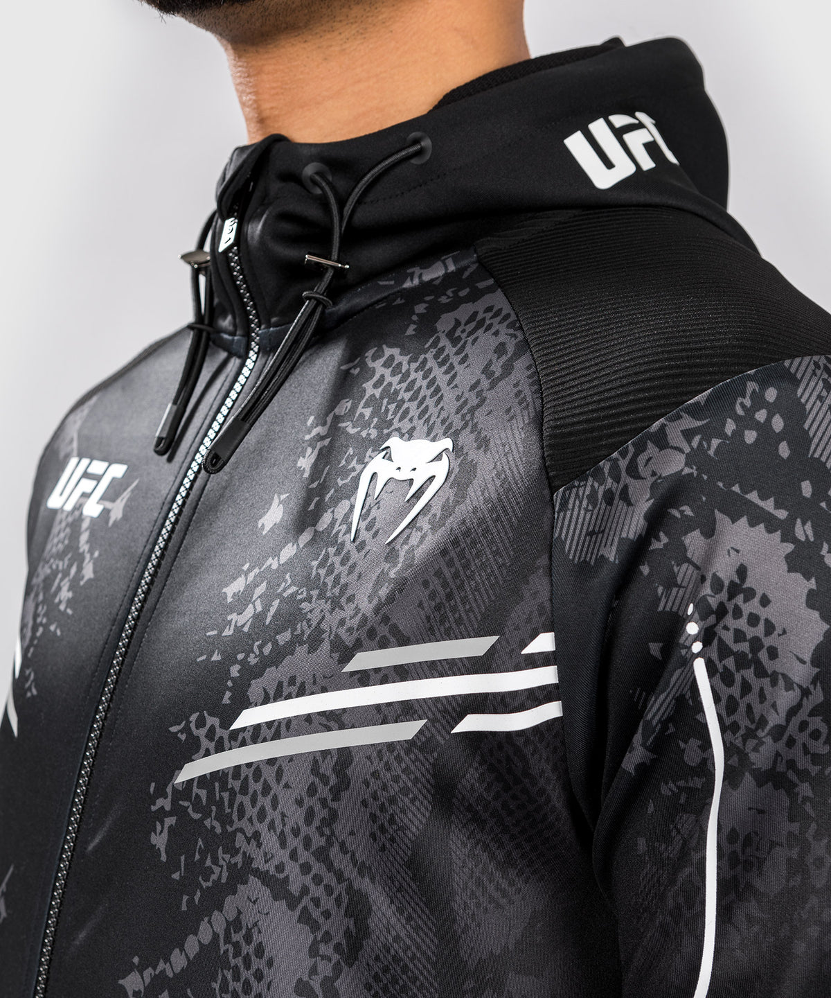UFC Adrenaline by Venum Authentic Fight Night Walkout Hoodie für Männer - Schwarz