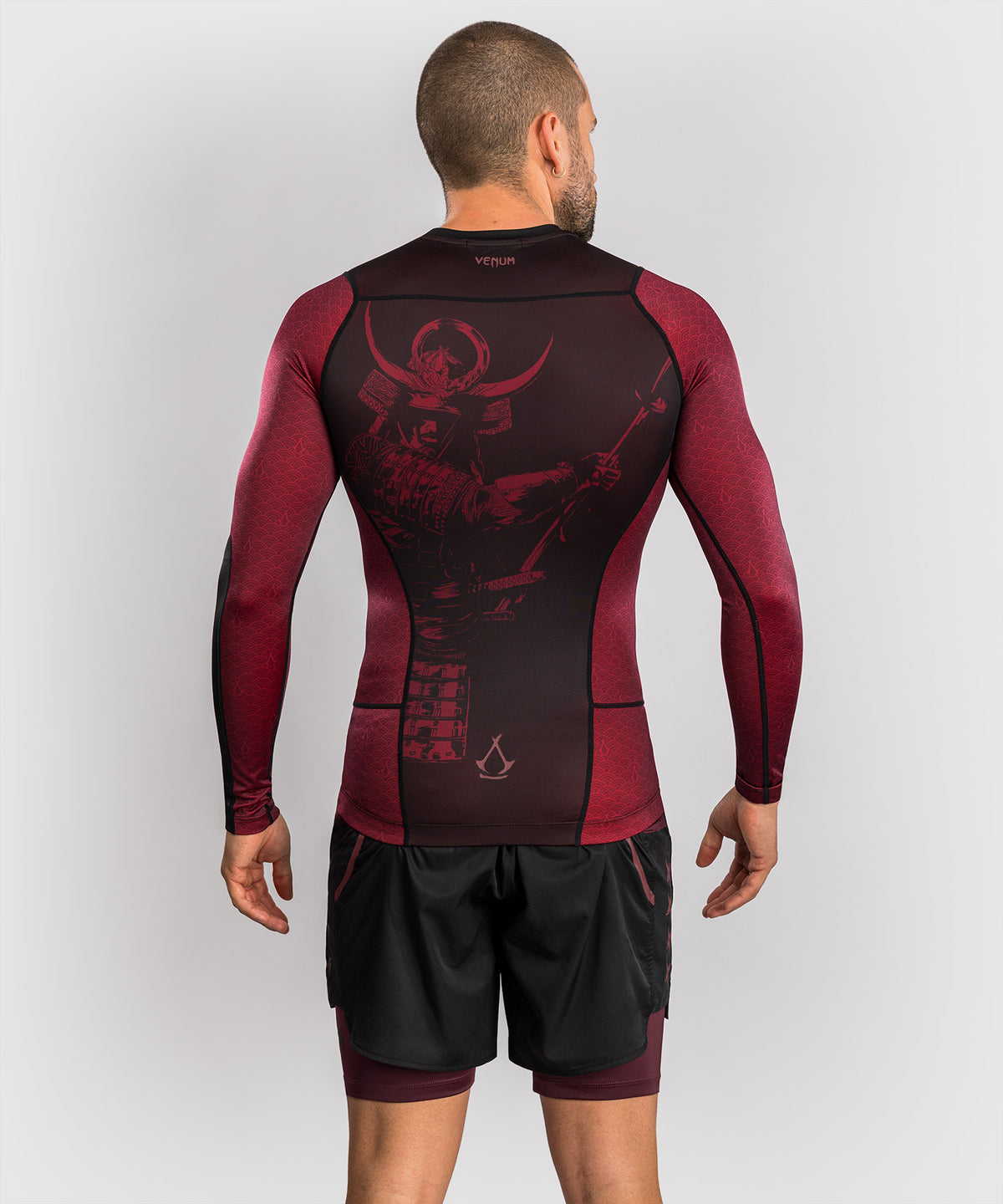 Venum x Assassin’s Creed Shadows Camiseta de Manga Larga Rashguard para Hombre - Burdeos/Negro