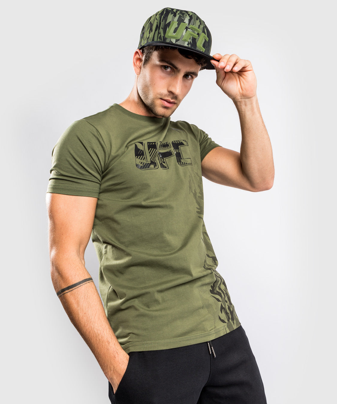 UFC Venum Authentic Fight Week Herren Kurzarm-Baumwoll-T-Shirt - Khaki