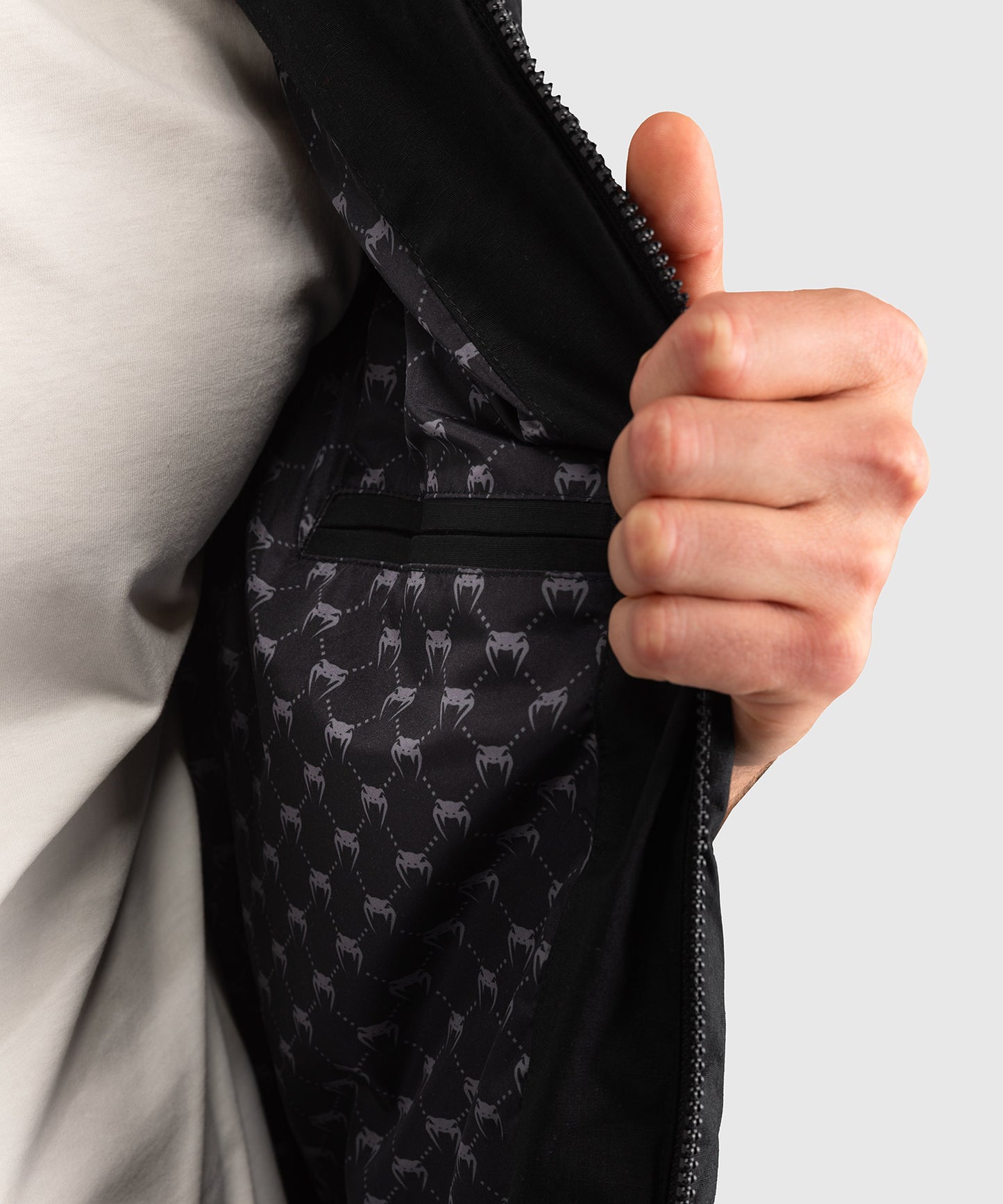 Venum Attack Urban Gi Daunenweste – Schwarz
