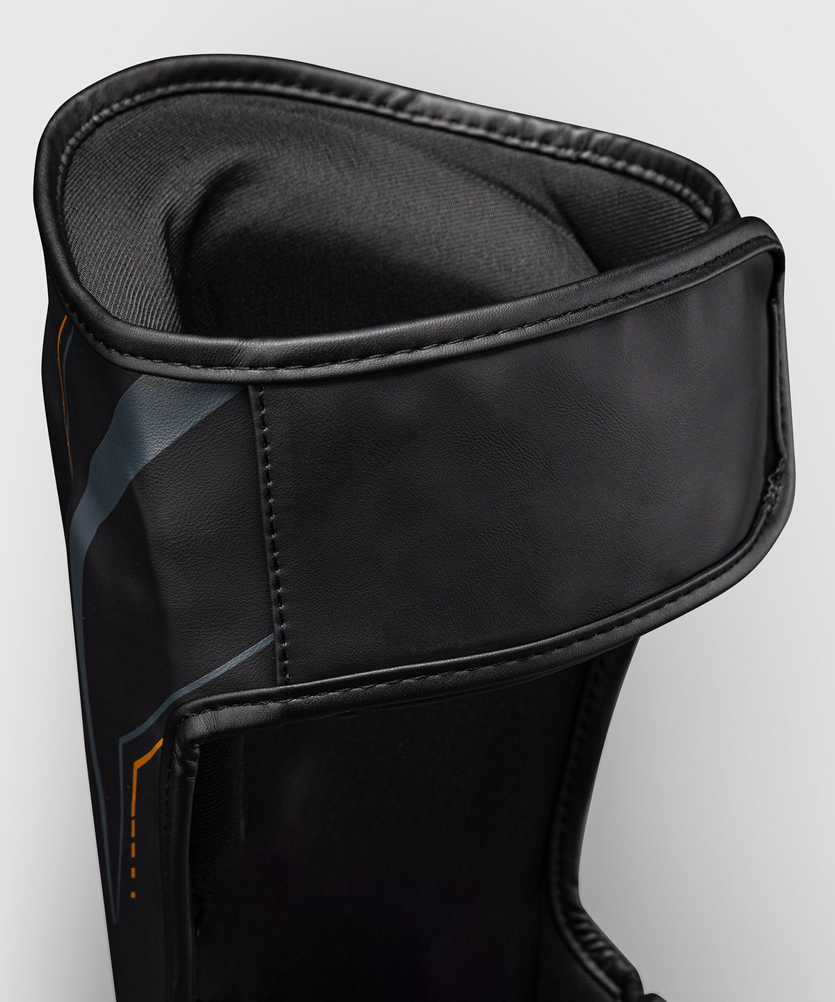 Venum Streamline Paratibie – Nero/Oro