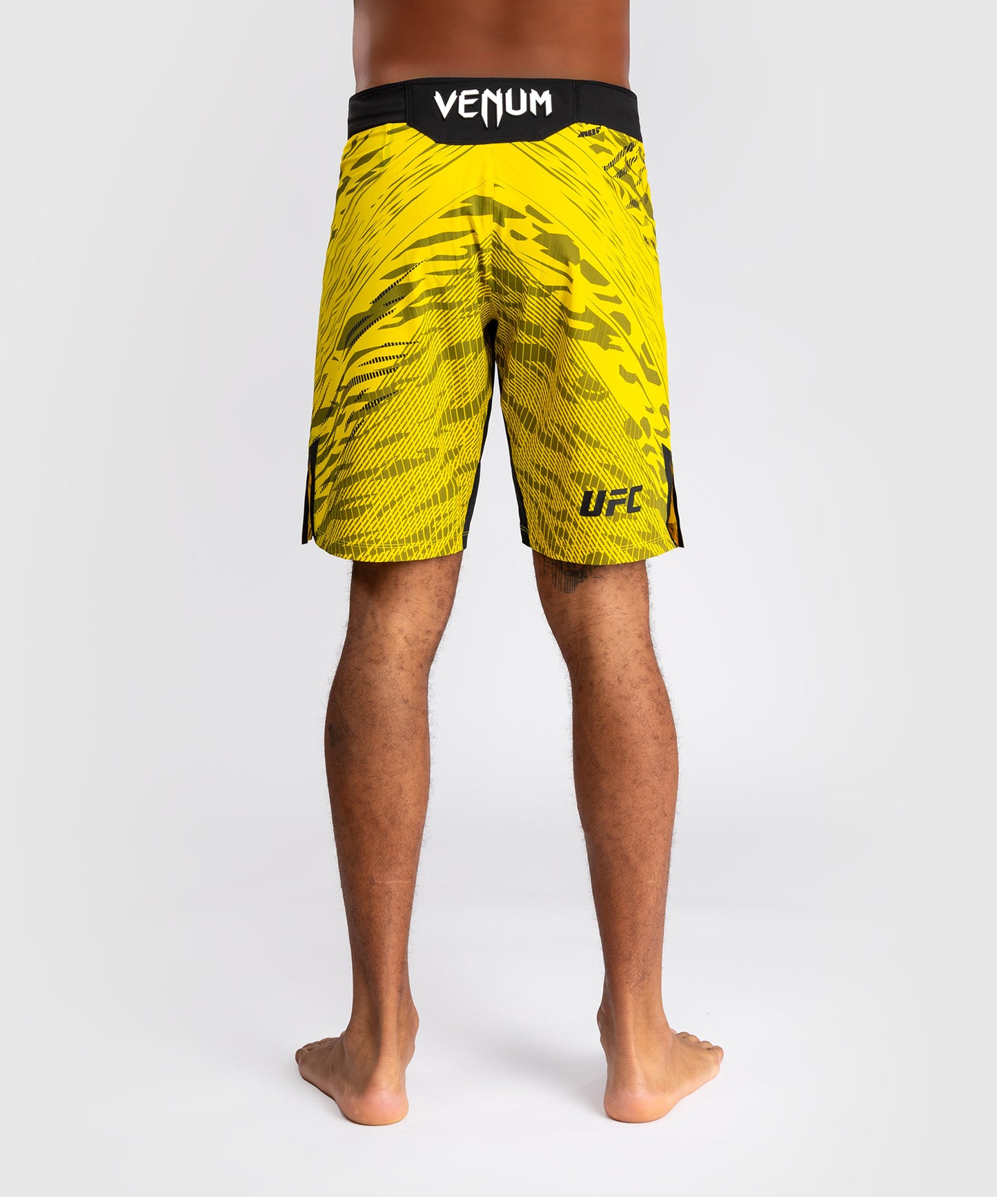UFC Fusion by Venum Authentic Fight Night Shorts de Lucha para Hombre - Ajuste Largo - Amarillo
