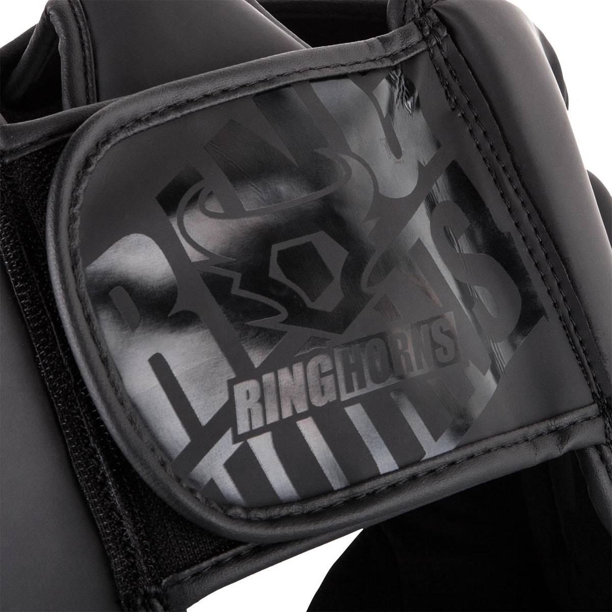 Ringhorns Charger by Venum Headgear – Nero/Nero