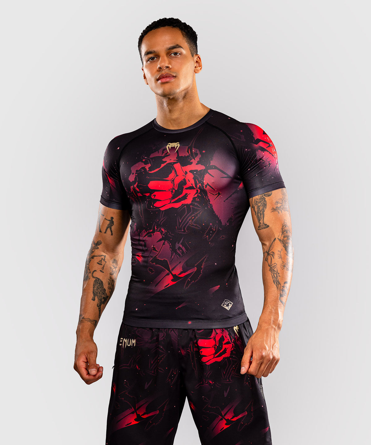 Jujutsu Kaisen x Venum Itadori Kurzarm Rashguard – Schwarz/Rot