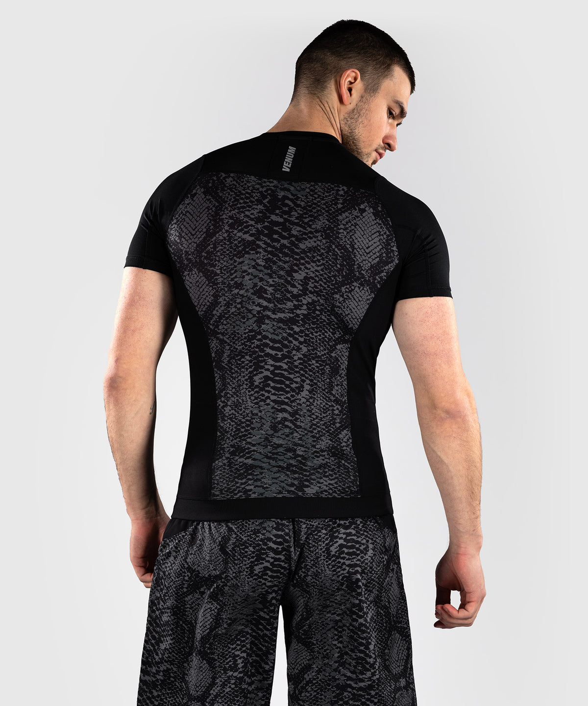 Venum G-Fit Scales Rashguard Manga Corta – Negro/Gris Carbón