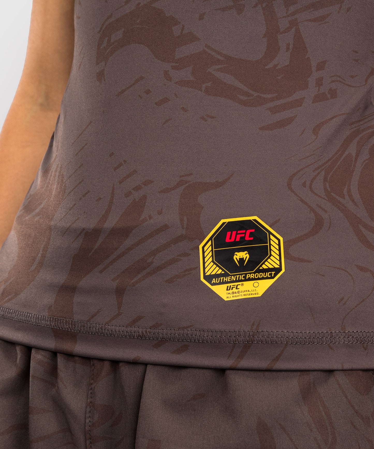 UFC Fusion by Venum Fight Week Rashguard de Manga Corta de Rendimiento para Mujer - Solid Marrón tierra