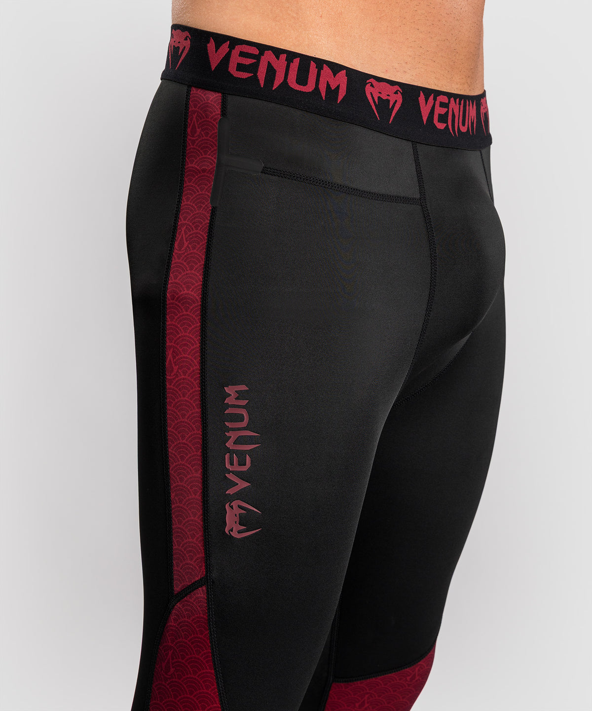 Venum x Assassin’s Creed Shadows Mallas para Hombre - Burdeos/Negro.