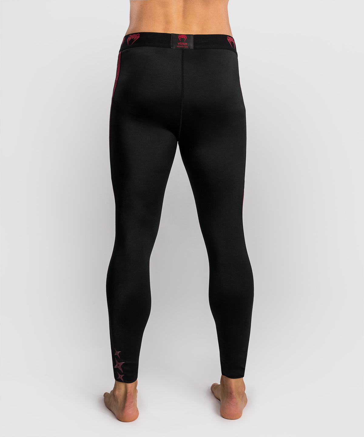 Venum x Assassin’s Creed Shadows Mallas para Hombre - Burdeos/Negro.