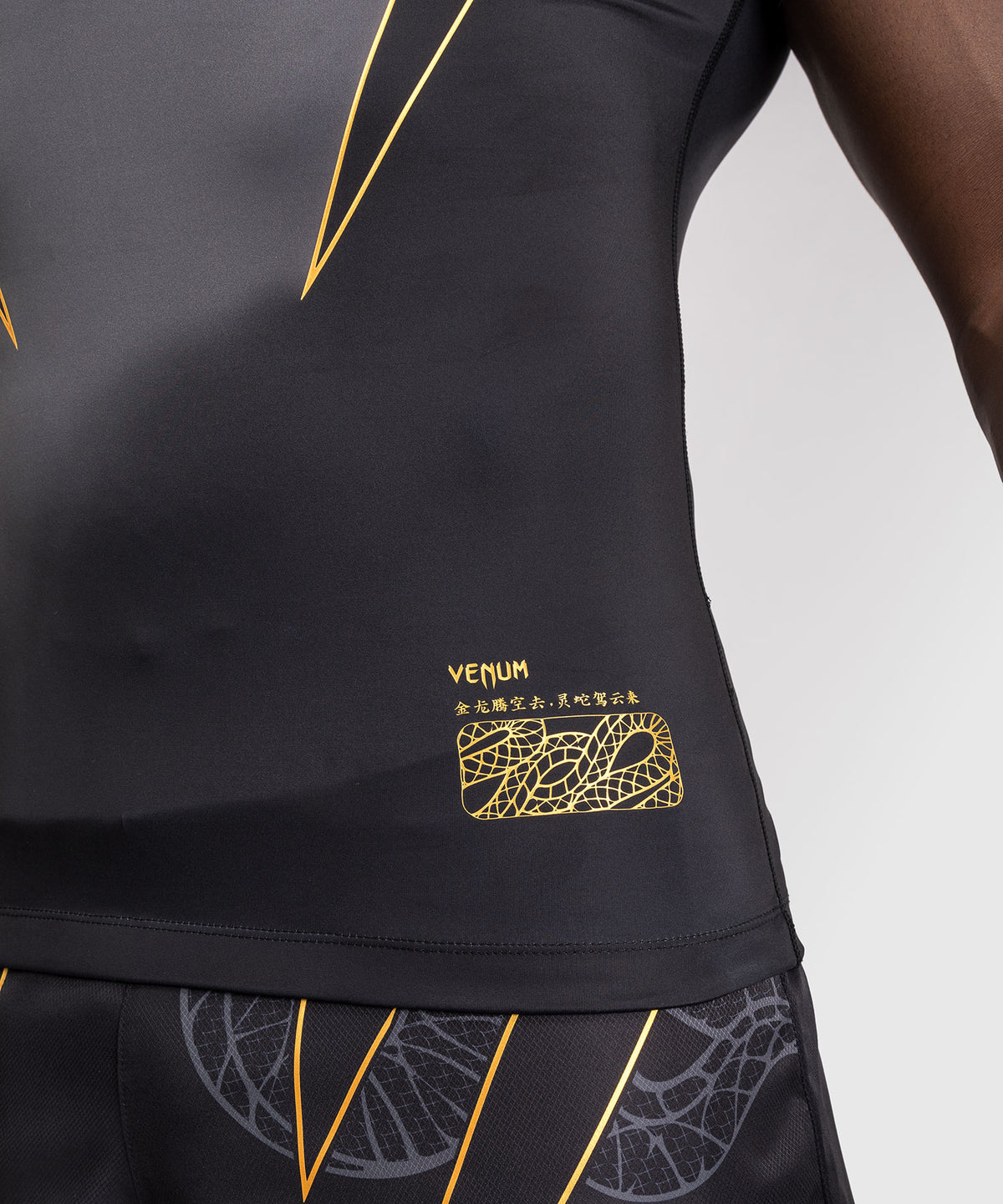 Venum Serpenti Kurzarm Rashguard – Schwarz/Silber/Gold
