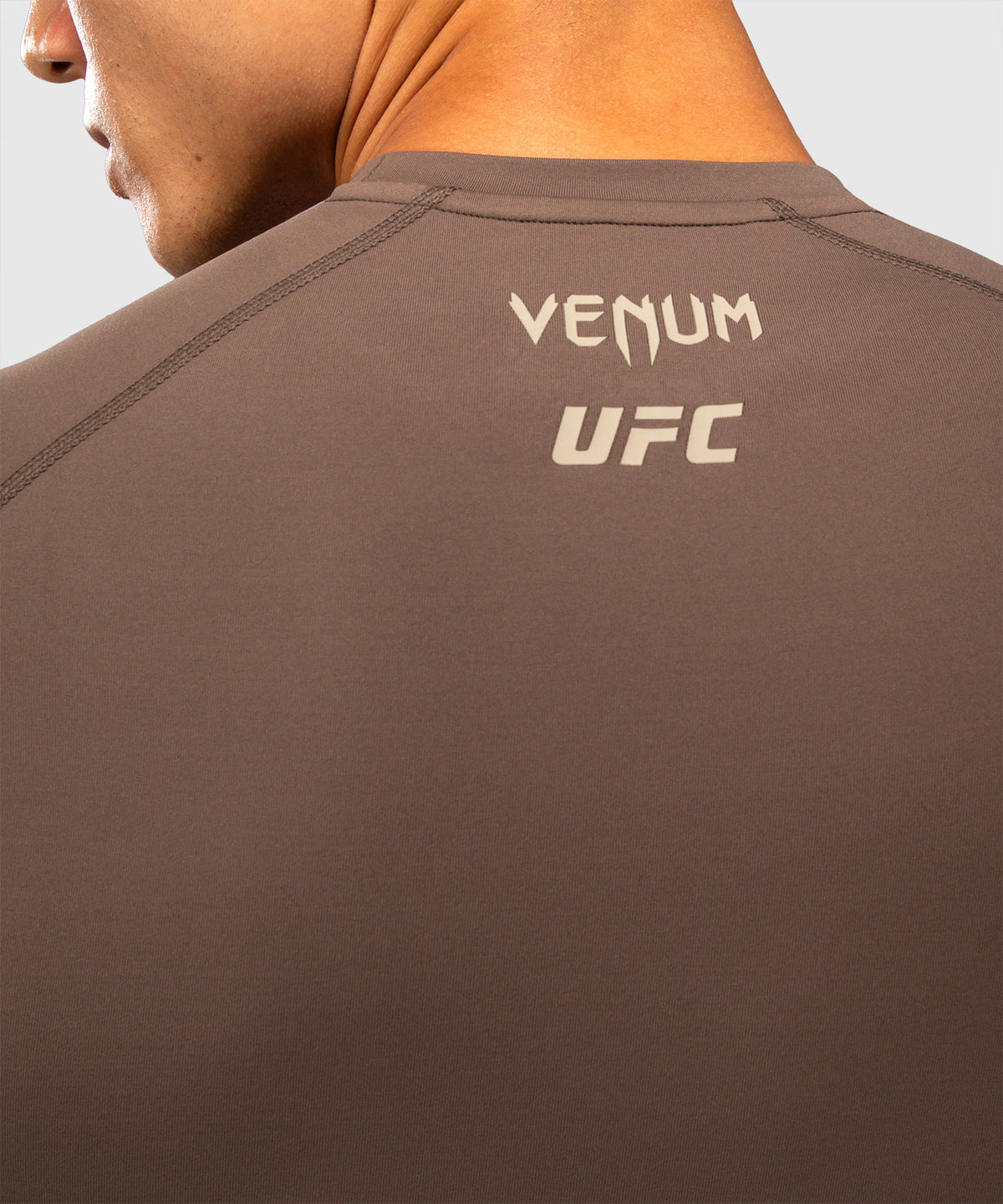 Venum UFC Unity by Venum Authentic Fight Week Rashguard Tecnica a Maniche Lunghe da Uomo - Marrone