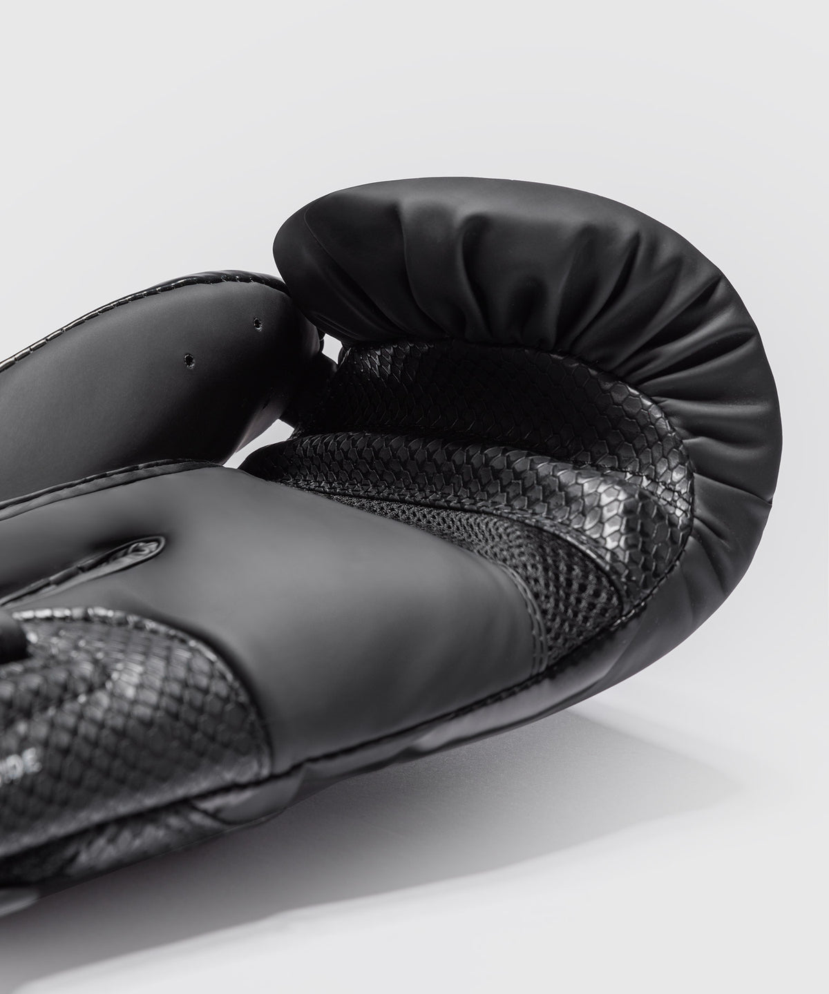 Venum Challenger 4.0 Scales Boxing Gloves - Black