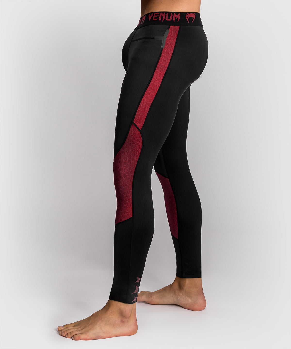 Venum x Assassin’s Creed Shadows Mallas para Hombre - Burdeos/Negro.