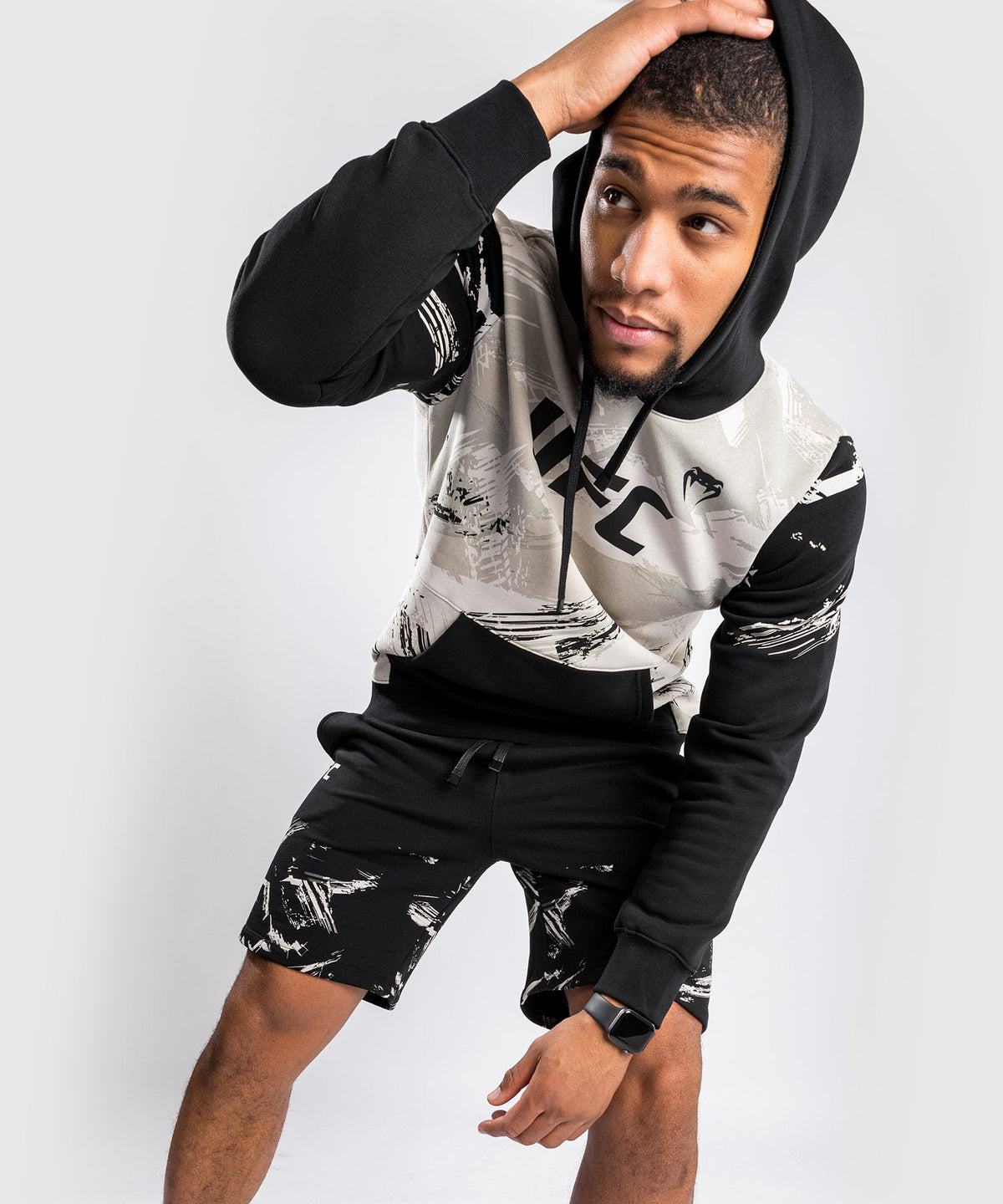 Sweatshirt à capuche pour Hommes UFC Venum Authentic Fight Week 2.0 - Sable/Noir