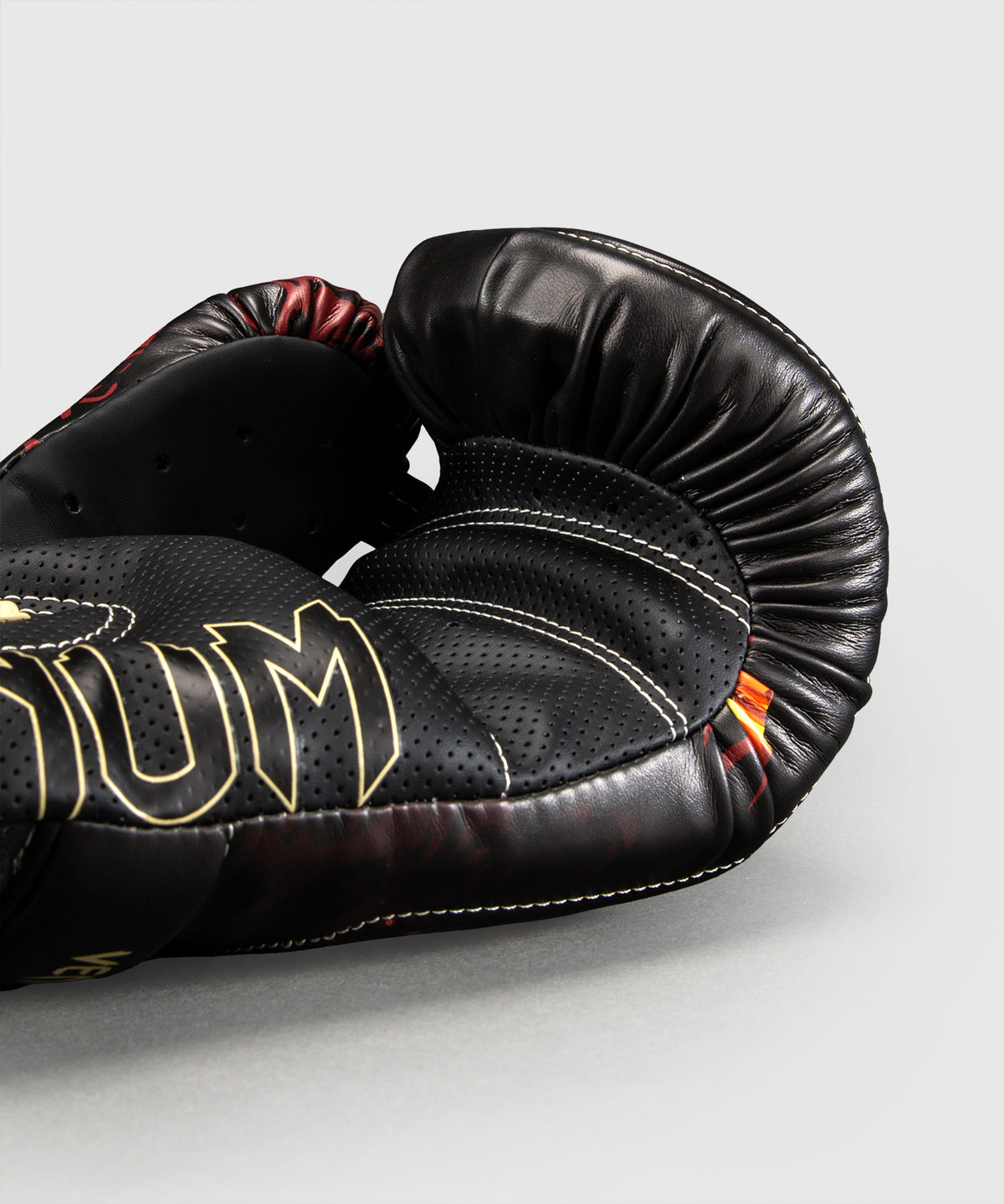Jujutsu Kaisen x Venum Sukuna Impact Evo Boxhandschuhe – Schwarz/Hellbeige