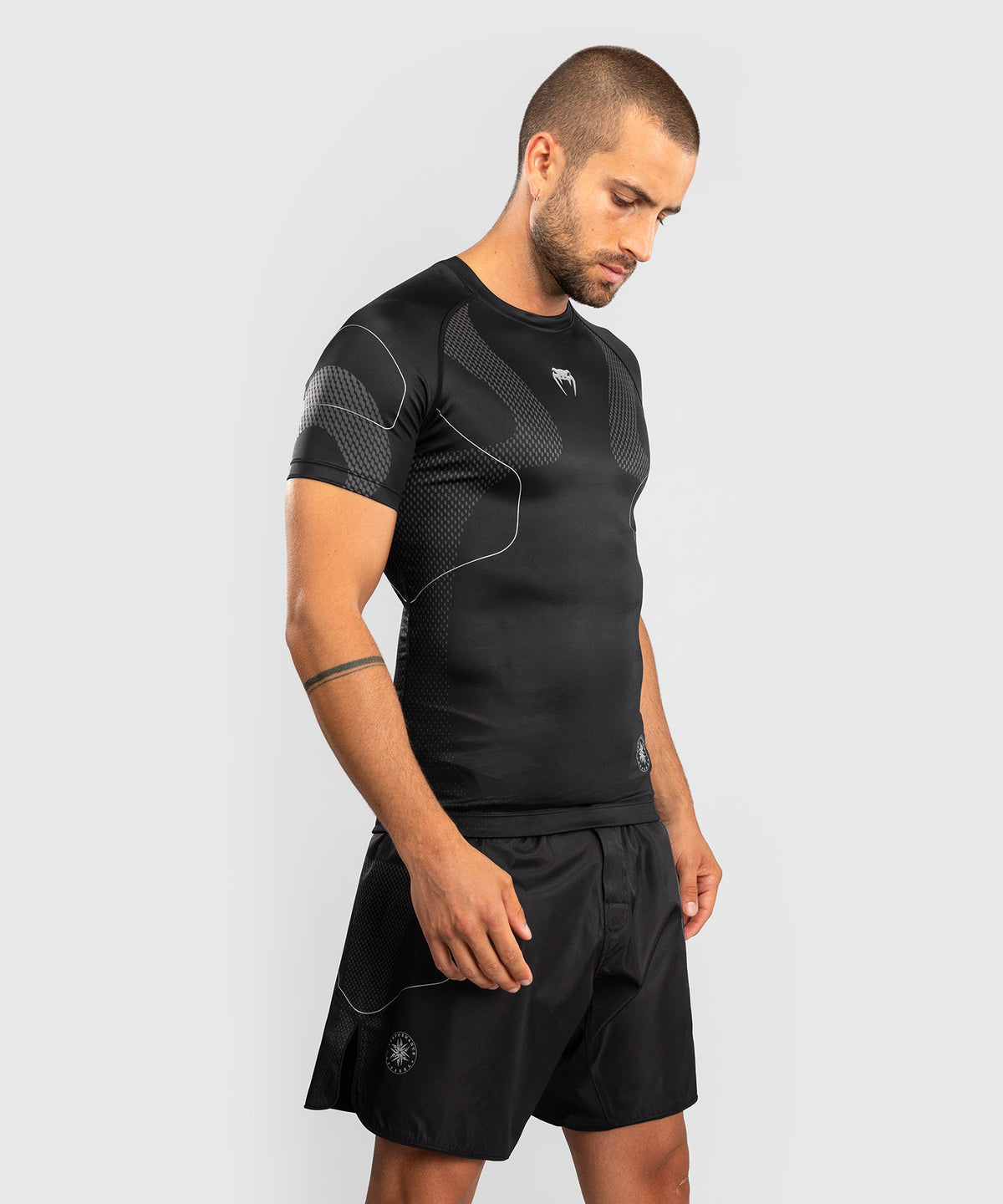 Venum Nexus Rashguard Manga Corta – Negro/Plata