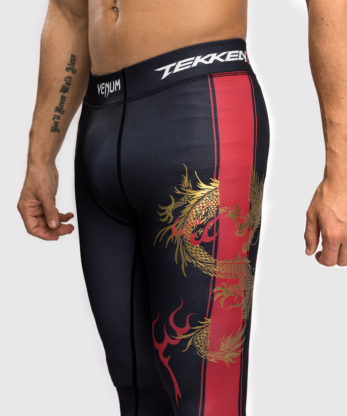 Venum x TEKKEN 8 - Marshall Law Spats - Schwarz/Rot/Gold