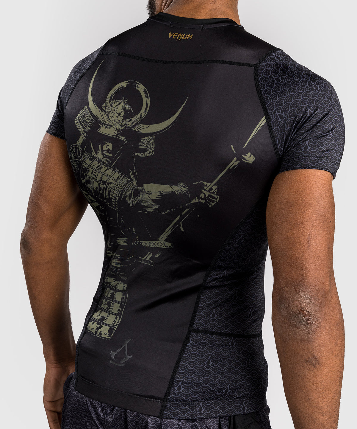 Venum x Assassin’s Creed Shadows Kurzärmeliger Rashguard für Männer - Schwarz