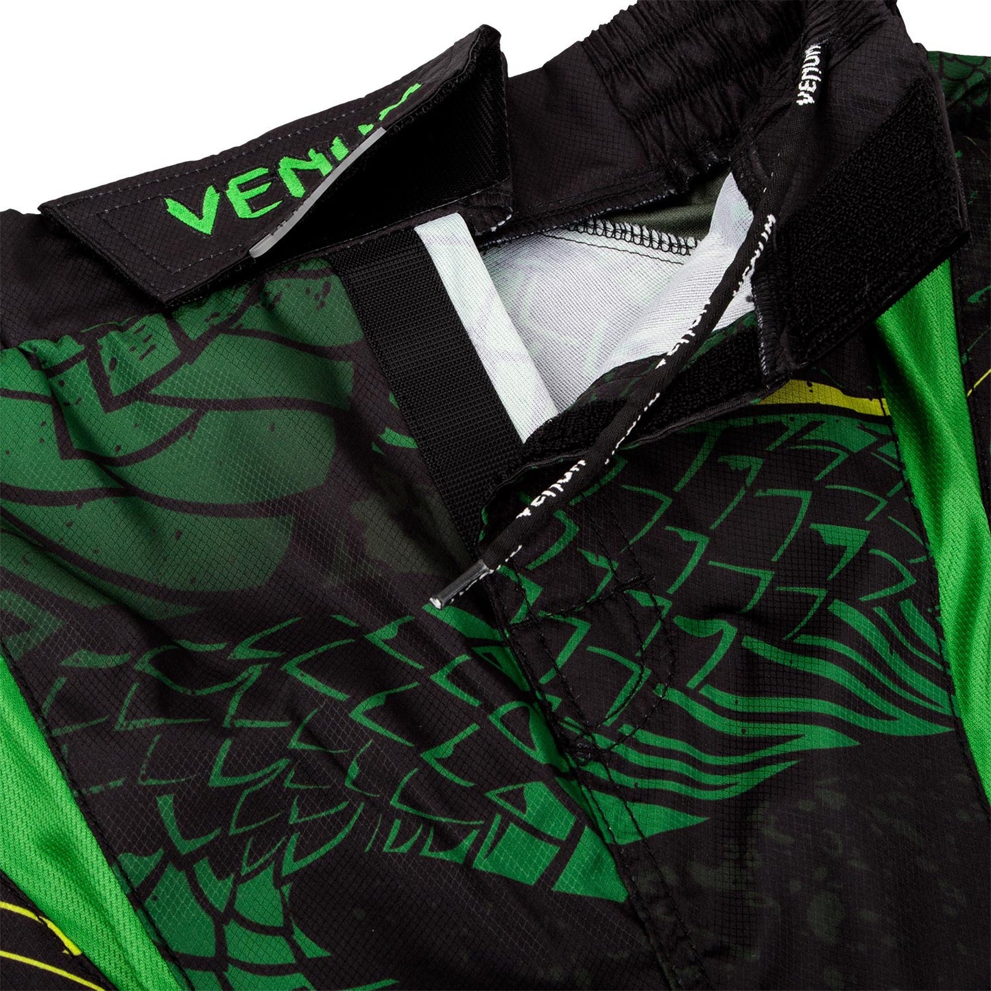 Fightshort court Venum Green Viper - Noir/Vert