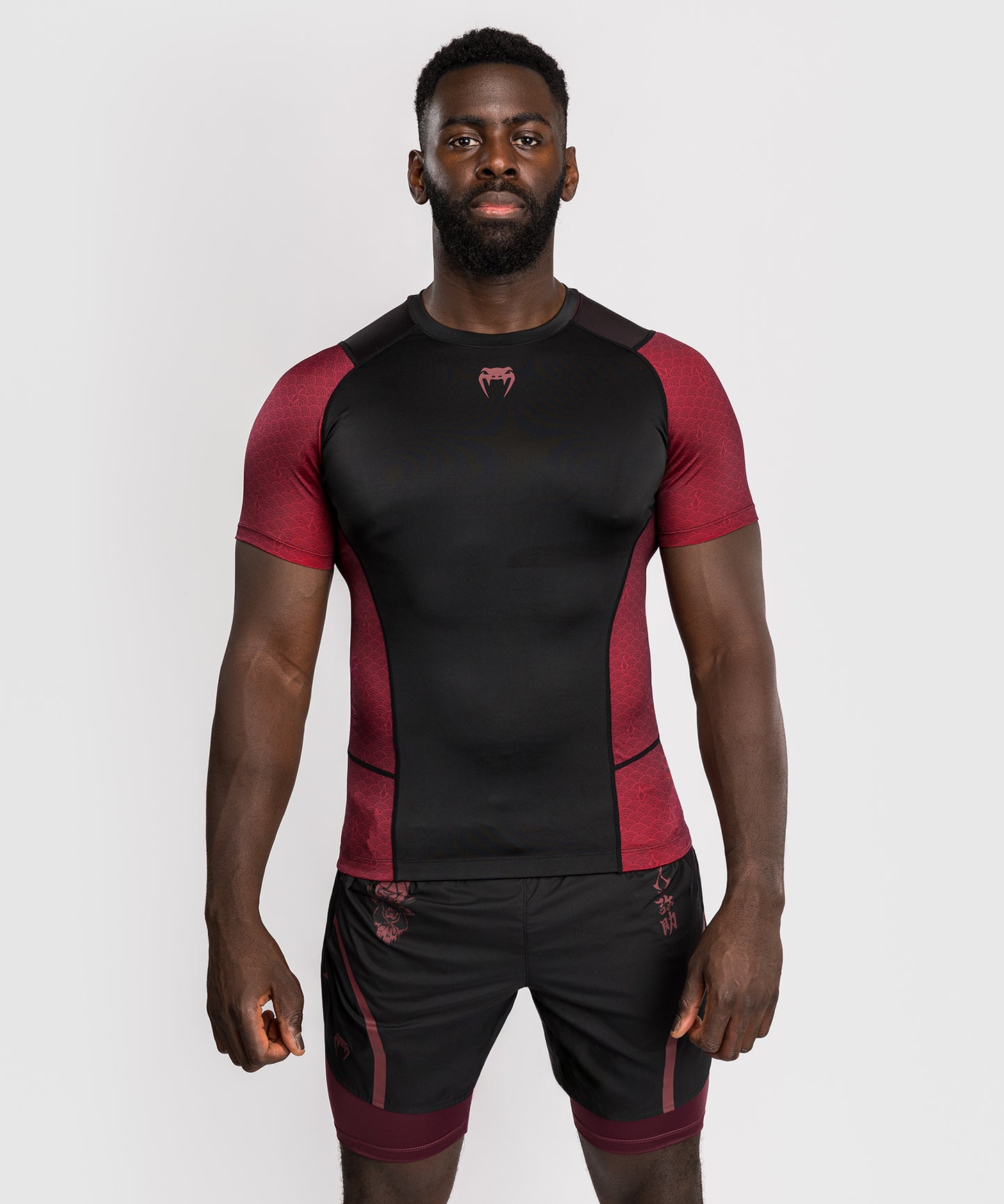 Rashguard à manches courtes pour Hommes Homme Venum x Assassin’s Creed Shadows - Bordeaux/Noir
