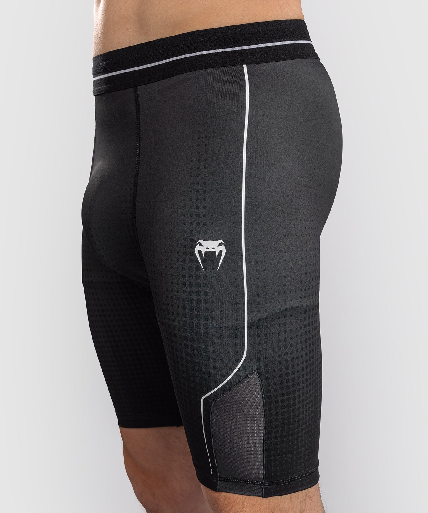 Venum Stealth Short de Compresión – Negro/Blanco