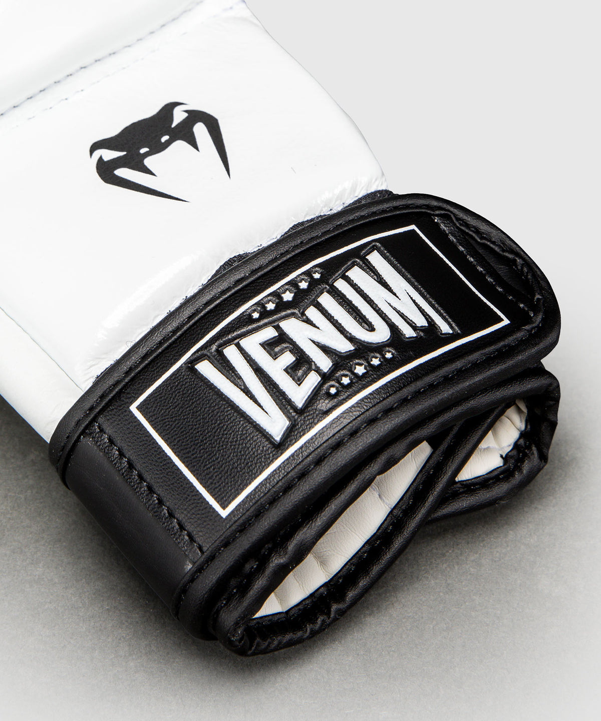 Gants de Sparring en Cuir Venum Attack 2.0 – Noir/Blanc