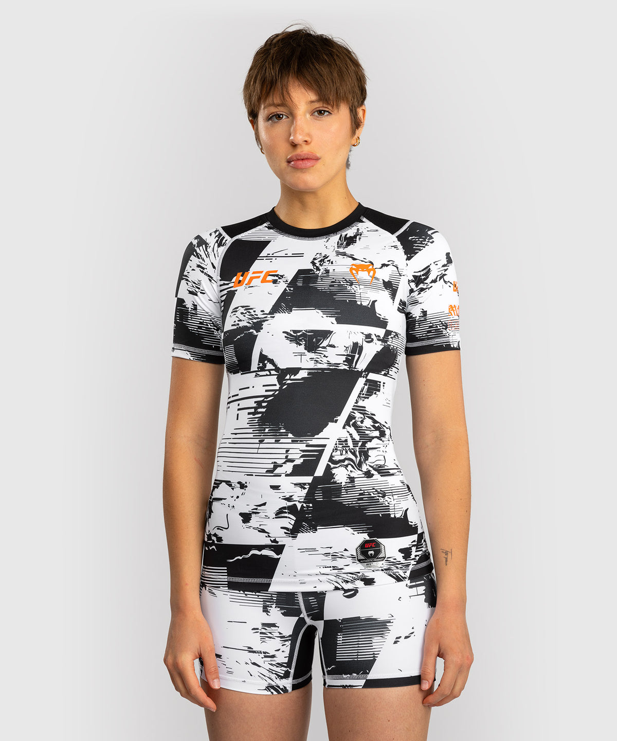 UFC Zenith by Venum Authentic Fight Week Rashguard de manga corta Performance Mujer - Blanco