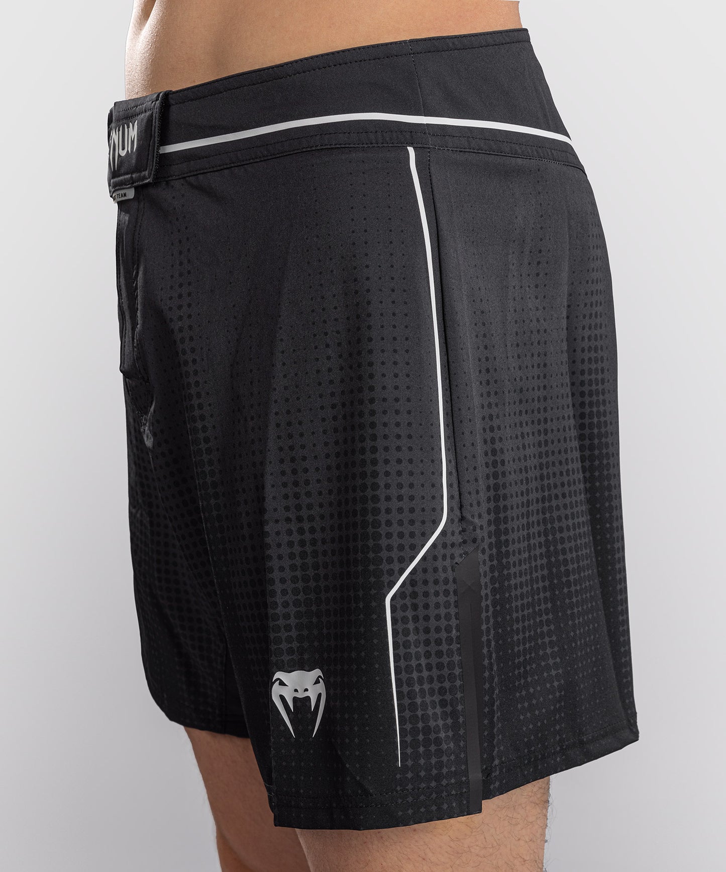 Venum Stealth Short de Combate – Negro/Blanco