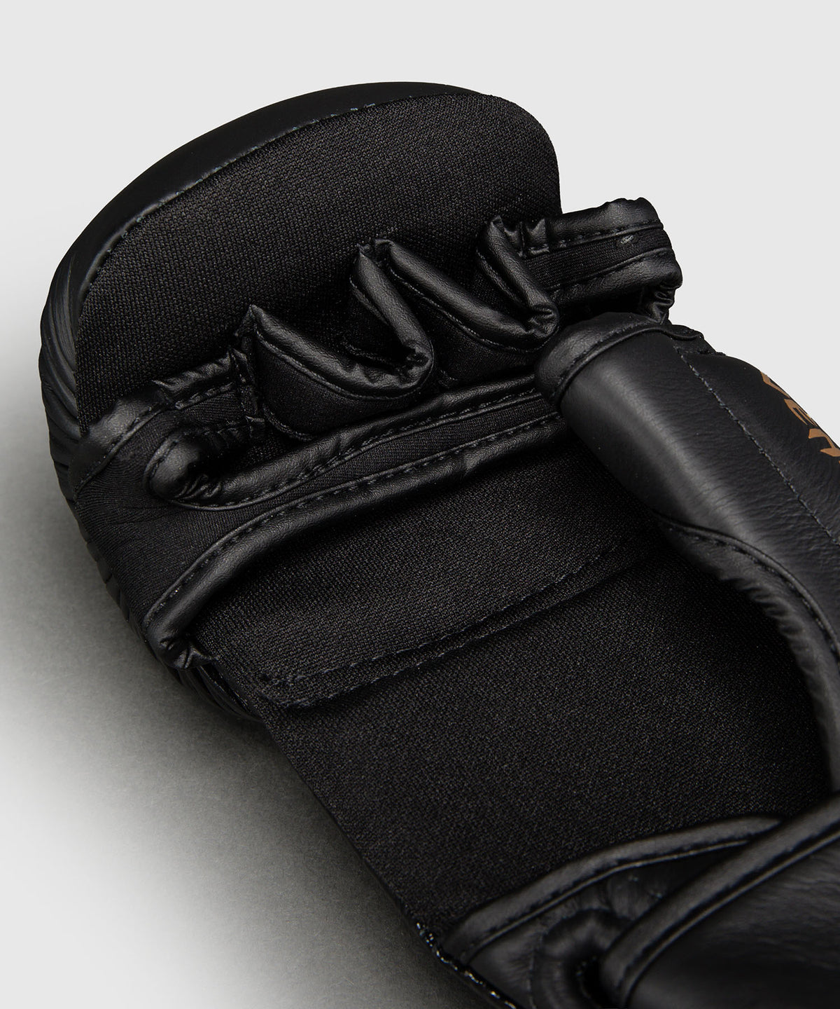 Gants de Sparring en Cuir Venum Attack 2.0 – Noir/Or