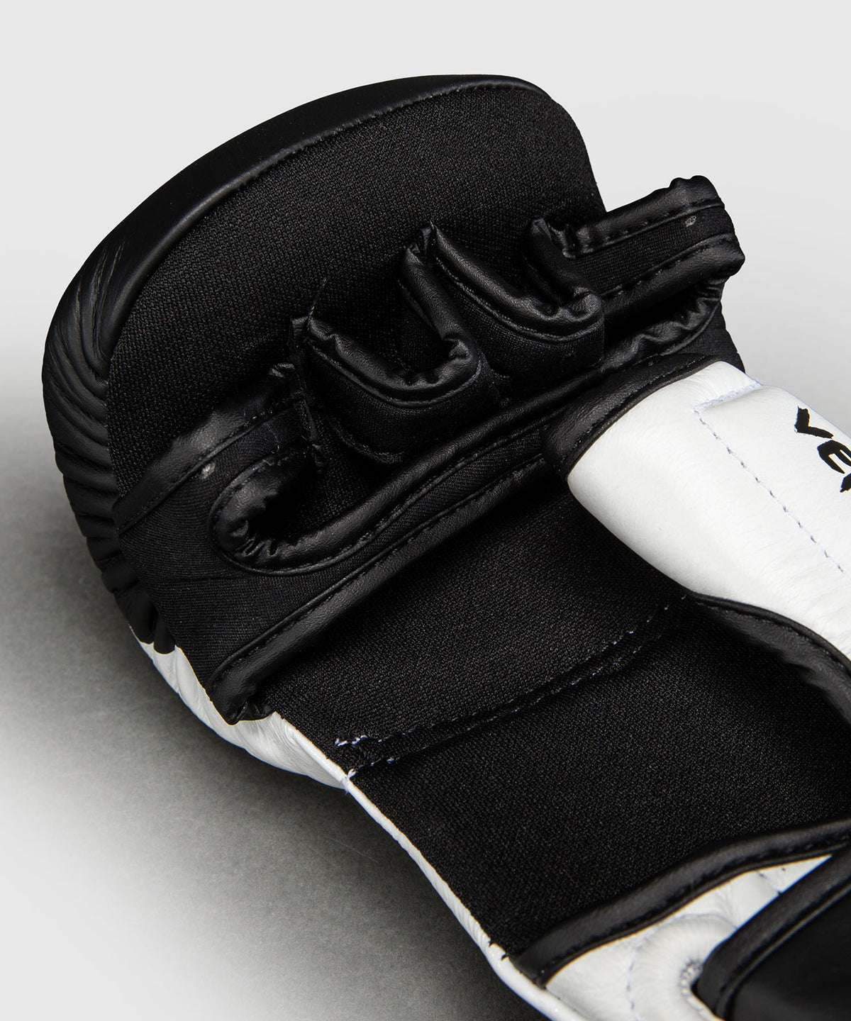 Gants de Sparring en Cuir Venum Attack 2.0 – Noir/Blanc