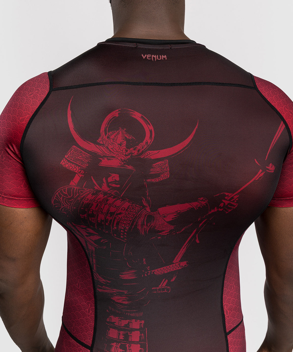 Rashguard à manches courtes pour Hommes Homme Venum x Assassin’s Creed Shadows - Bordeaux/Noir