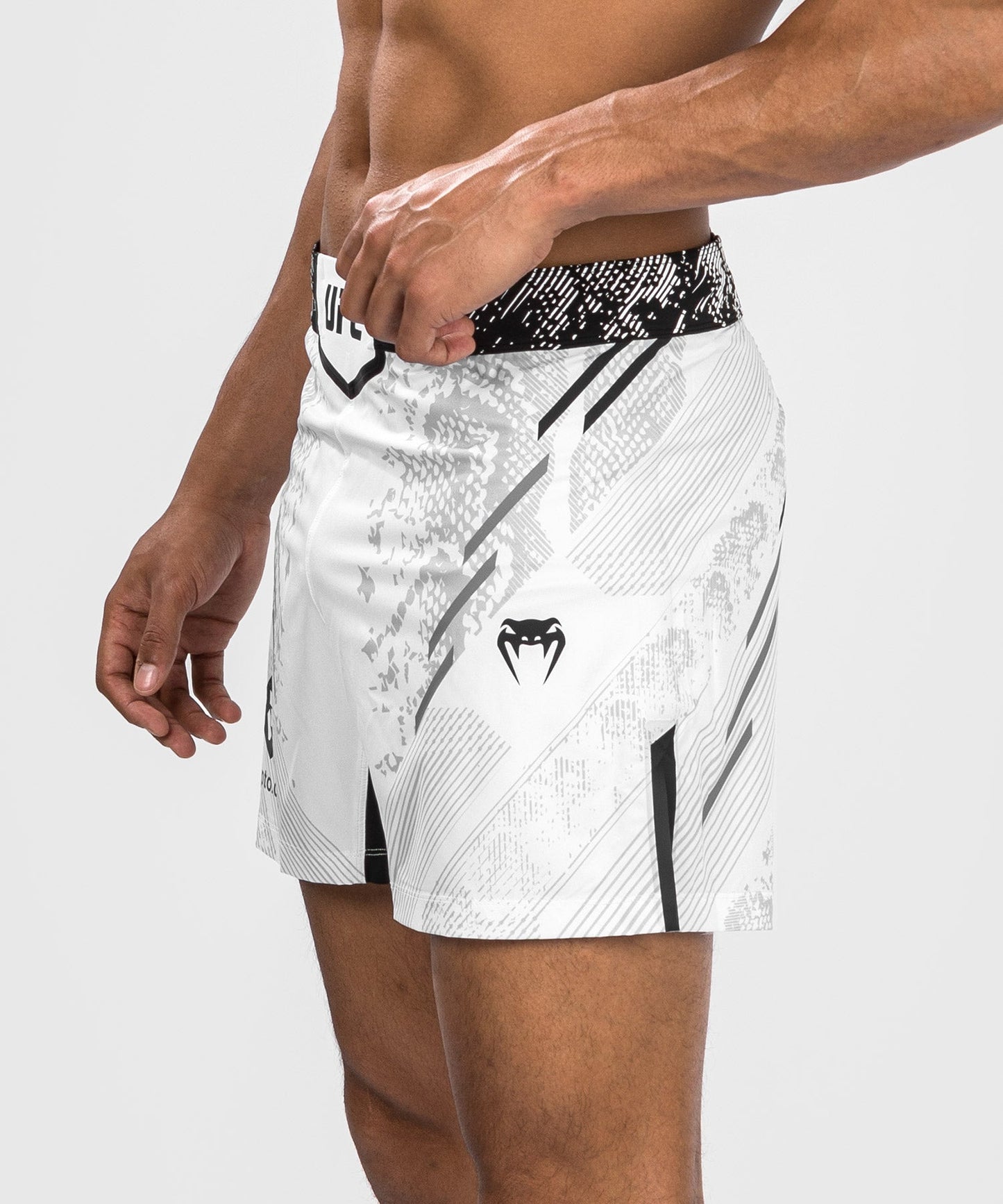 Herren UFC Adrenaline by Venum Authentic Fight Night Shorts - Kurz geschnittene Kampfhose - Weiß