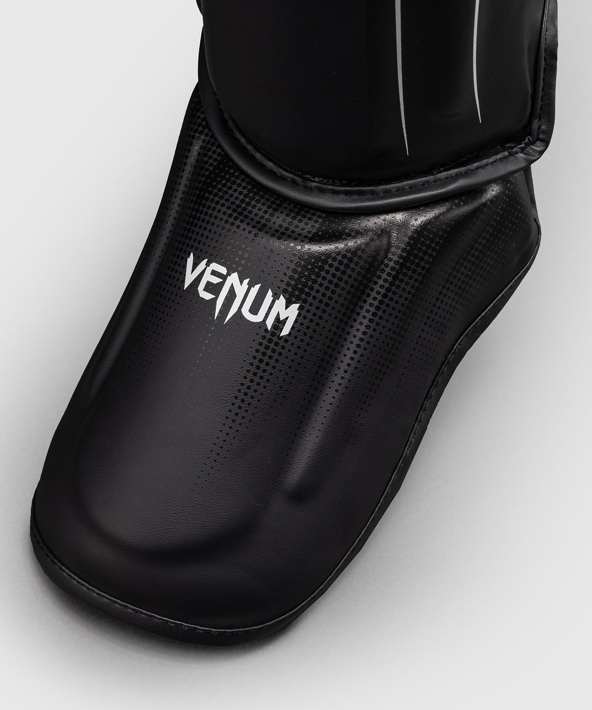 Venum Stealth Espinilleras – Negro/Blanco