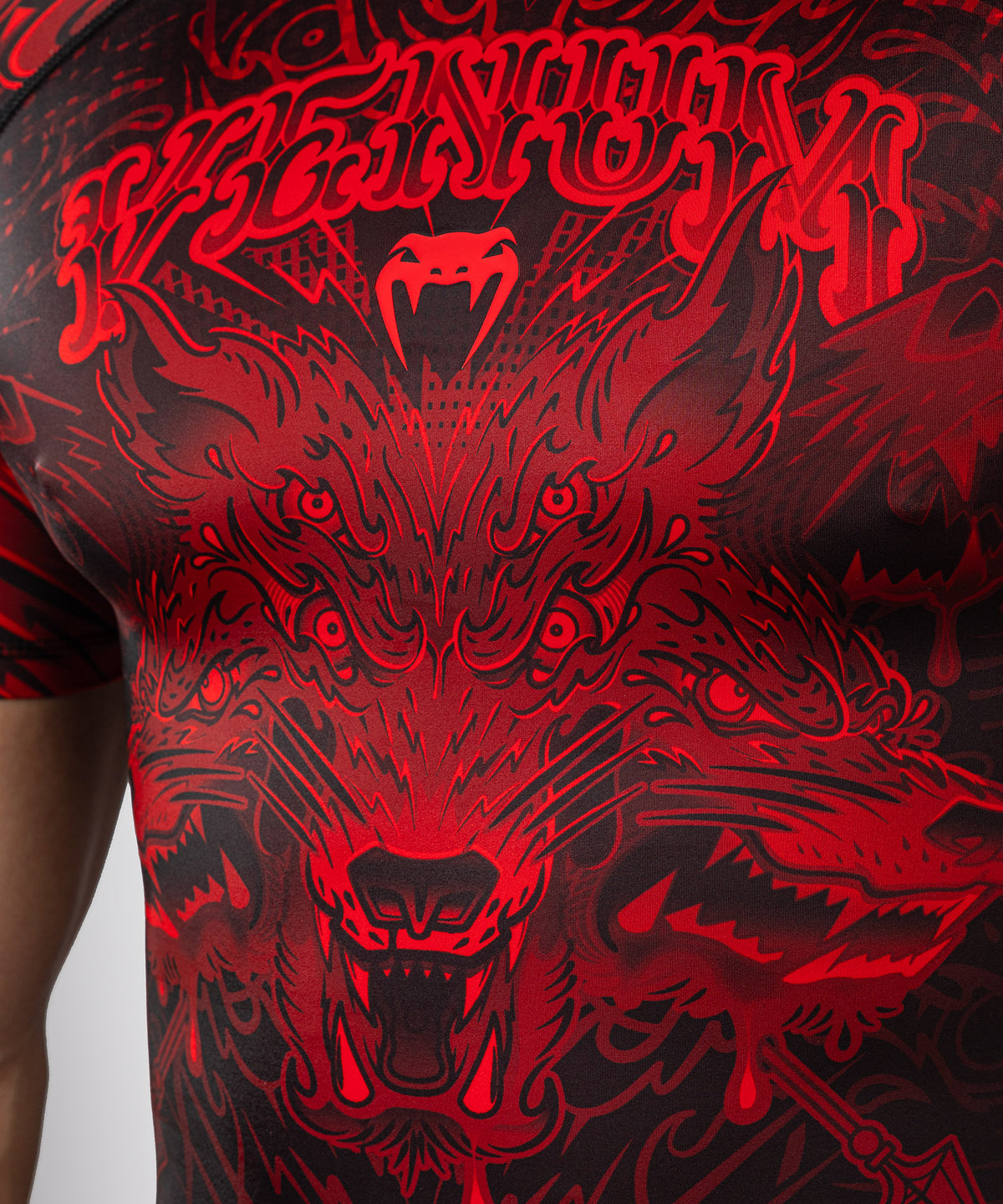 Venum Wolf Atak Rashguard a Maniche Corte – Nero/Rosso