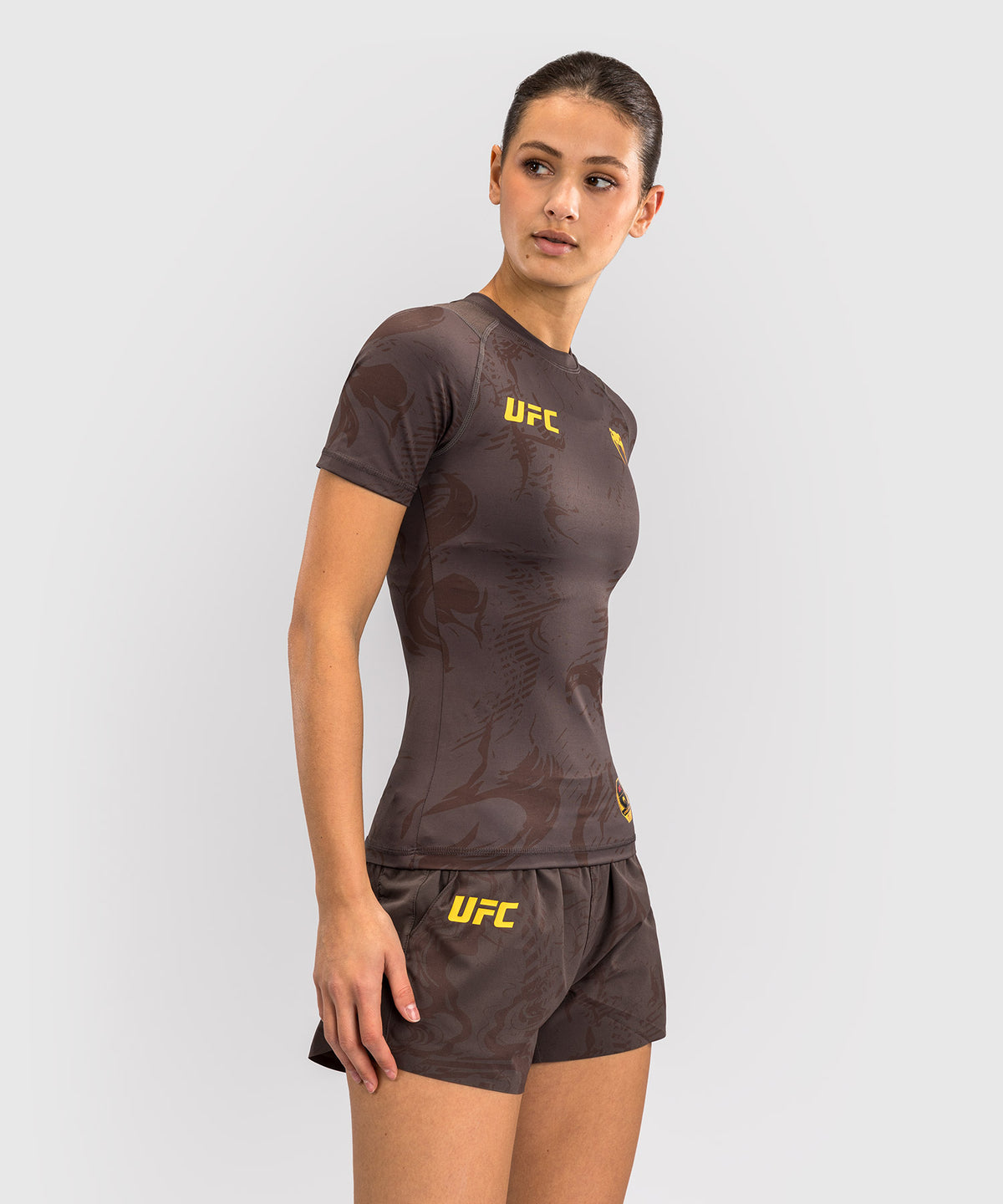UFC Fusion by Venum Fight Week Rashguard de Manga Corta de Rendimiento para Mujer - Solid Marrón tierra