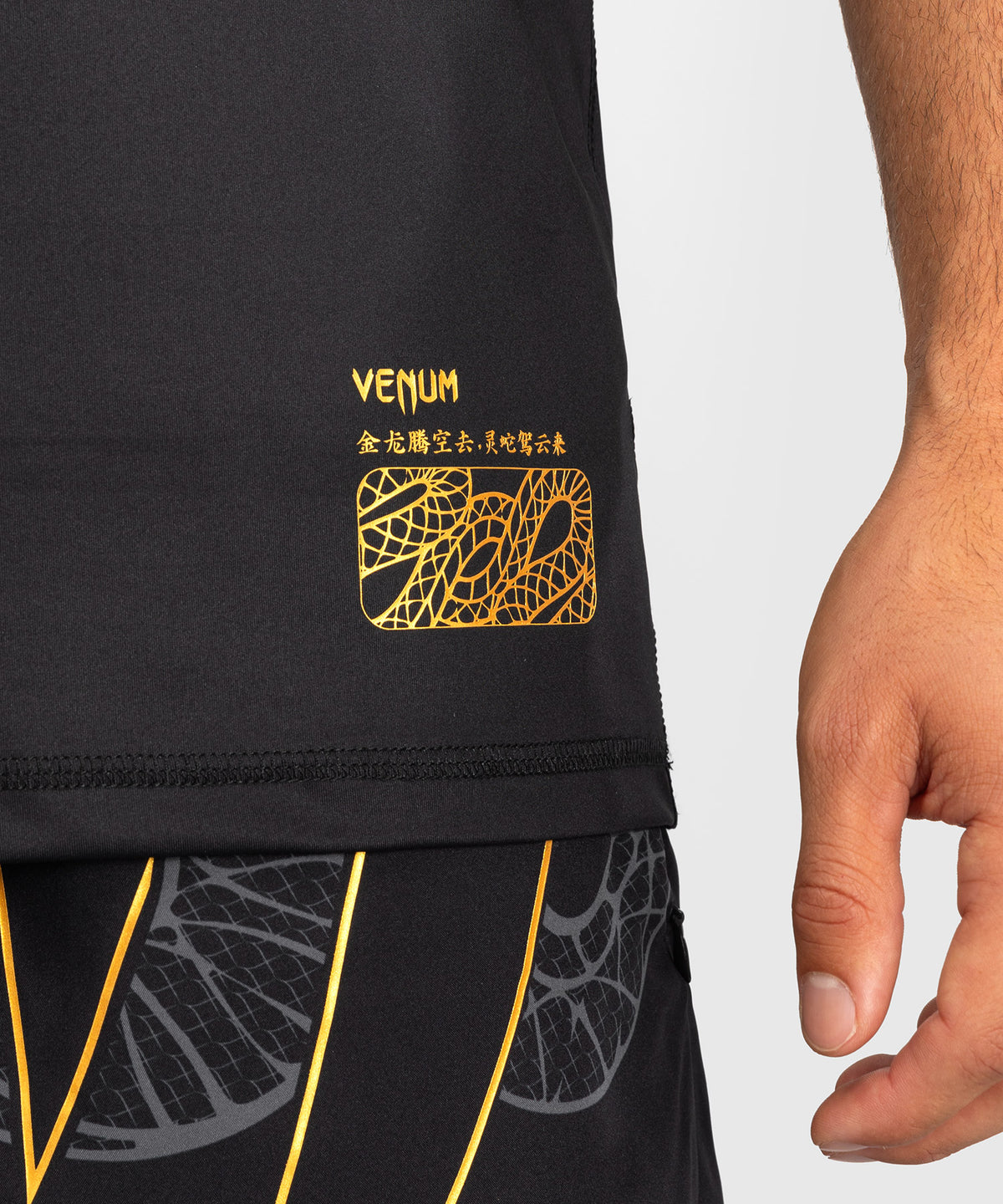 Venum Serpenti Dry Tech Camiseta – Negro/Plata/Dorado