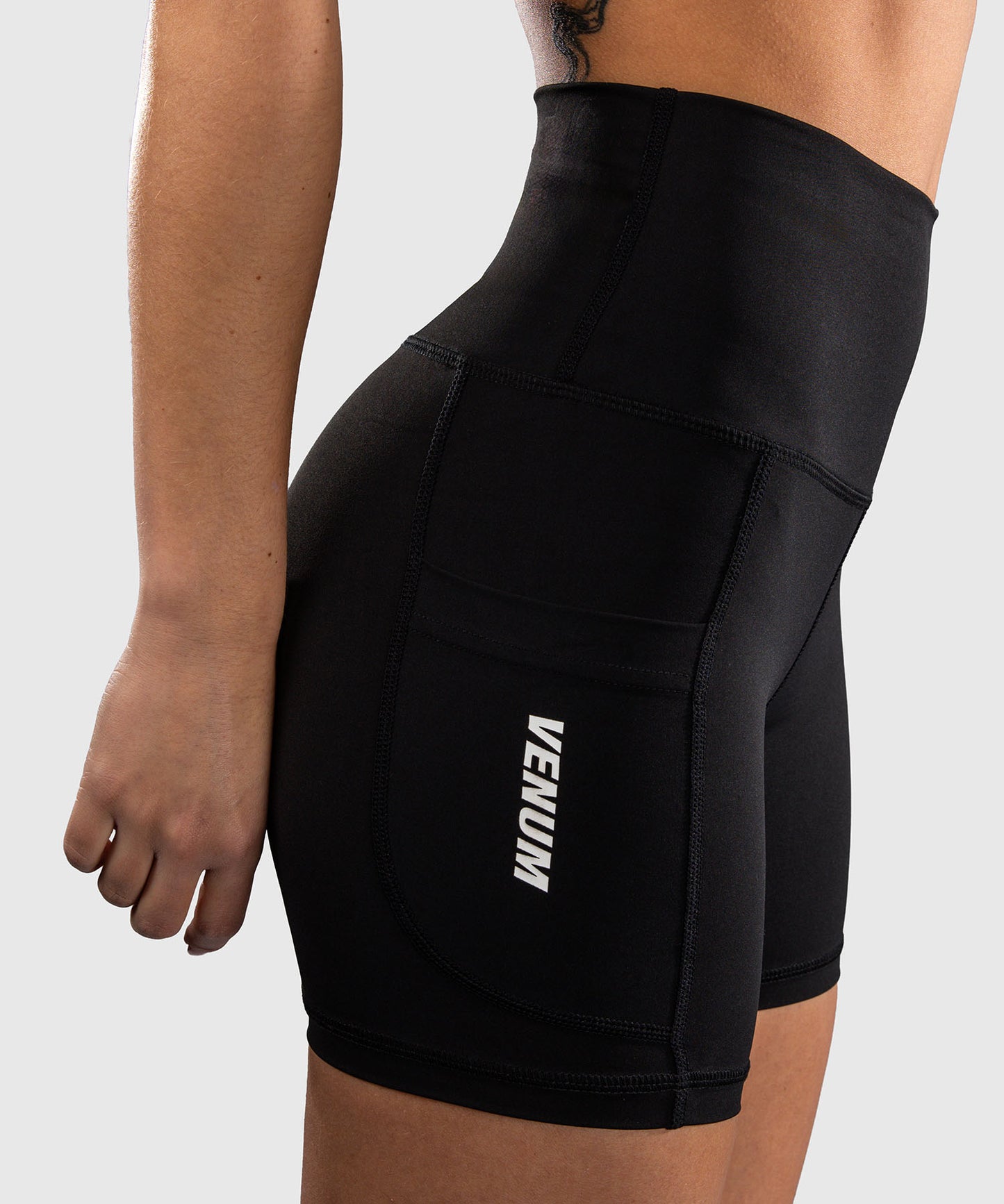 Venum Essential Kompressionsshorts - Schwarz
