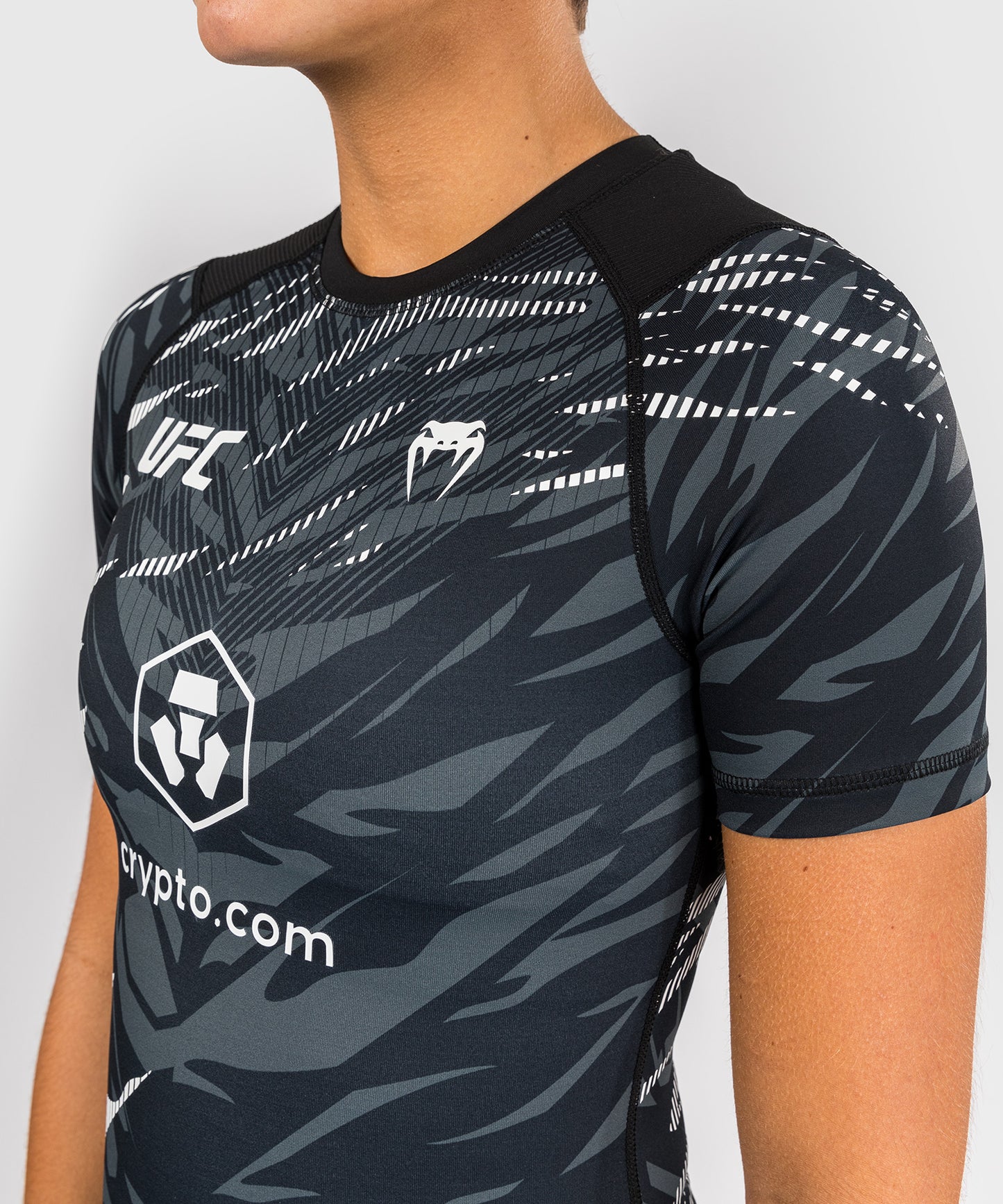 UFC Fusion by Venum Authentic Fight Night Rashguard de Manga Corta de Rendimiento para Mujer - Negro