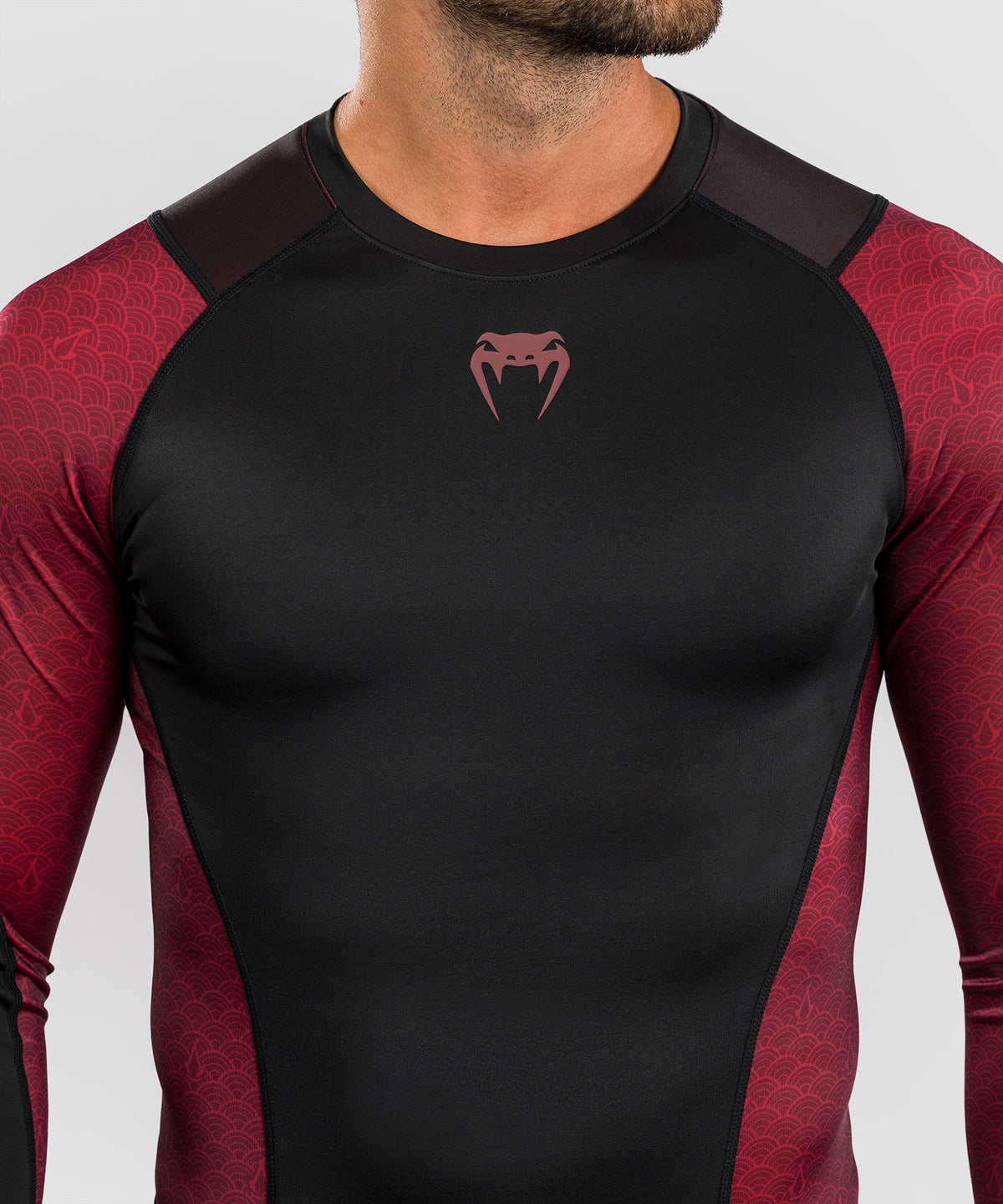 Venum x Assassin’s Creed Shadows Camiseta de Manga Larga Rashguard para Hombre - Burdeos/Negro