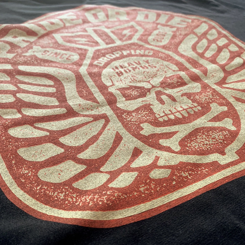 Pride Or Die Dropping Heavy Bombs Trainings-T-Shirt - Schwarz