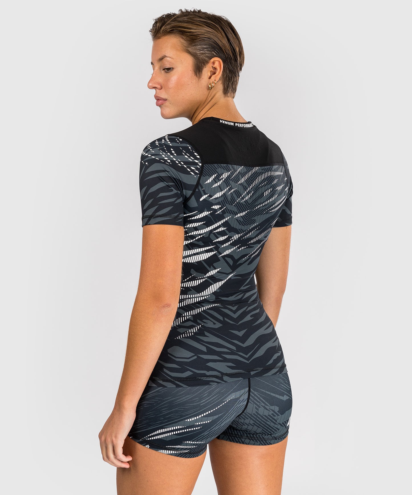 UFC Fusion by Venum Authentic Fight Night Rashguard de Manga Corta de Rendimiento para Mujer - Negro