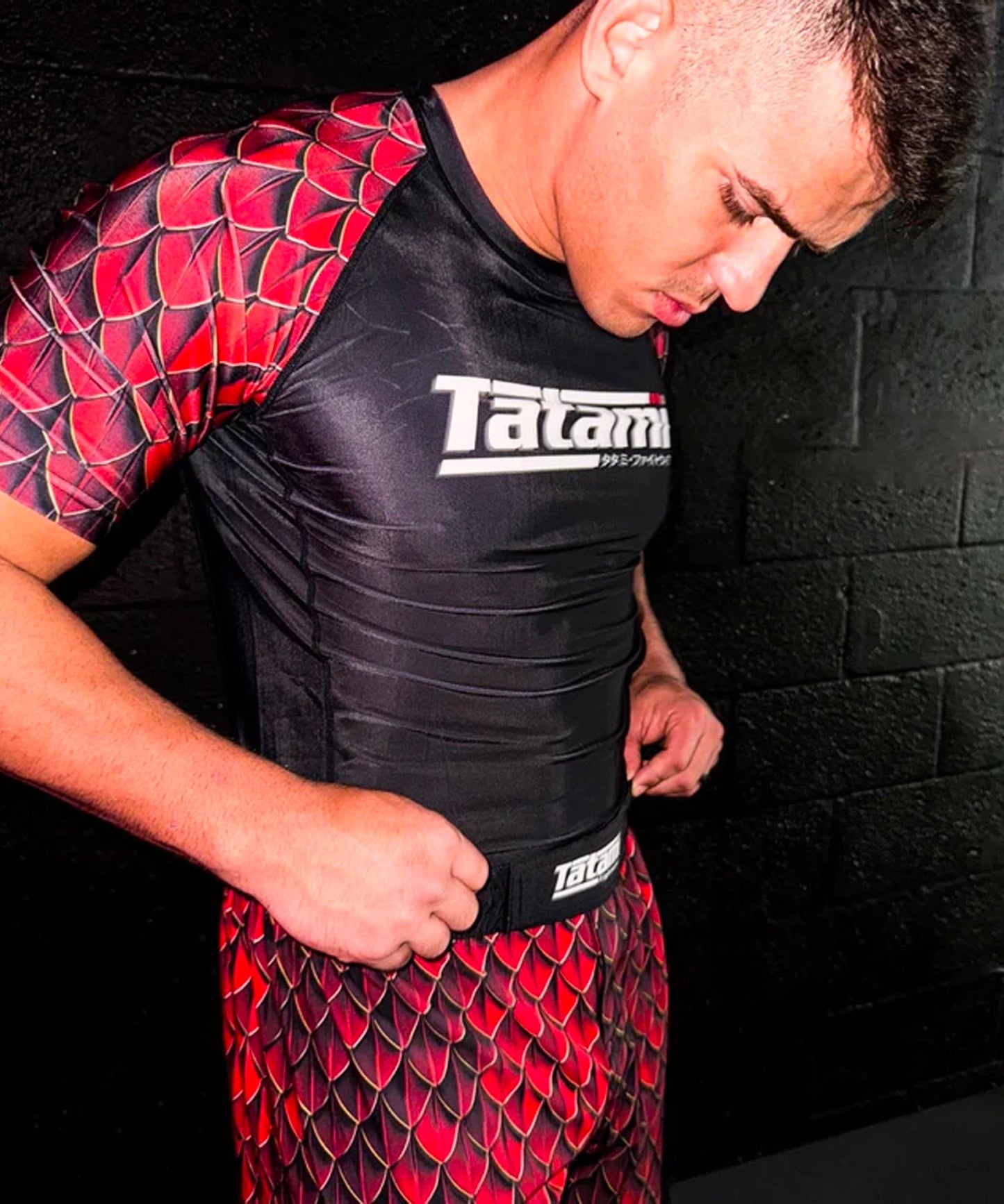 Tatami Fightwear Recharge Dragon Rashguard Manga Corta – Negro/Rojo
