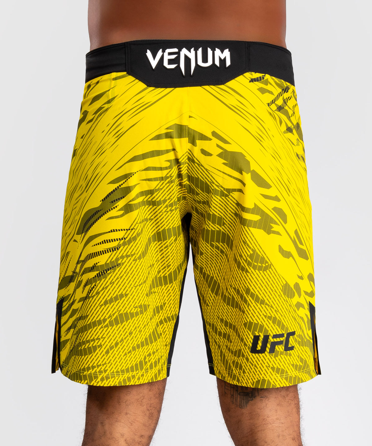 UFC Fusion by Venum Authentic Fight Night Shorts de Lucha para Hombre - Ajuste Largo - Amarillo